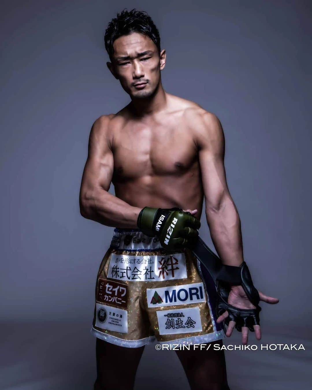 梅野源治のインスタグラム：「公開計量はリミットジャストでクリア🔥  会場にお集まりいただいた方たち YAVAYだろの大コールに感謝🤝 明日は梅野源治の爆肘が見たいんでしょ  期待していて C)SATOKO HOTAKA」