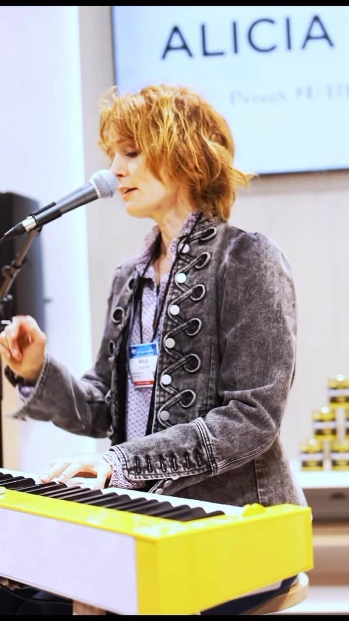 アリシア・ウィットのインスタグラム：「i missed #worldmusicday in my globetrotting, but want to shout out @casiomusicgear @casio_us this #flashbackfriday. here i am playing my new song, Witness, at @thenammshow in april, performing as brand ambassador on the #privia #pxs7000 in harmonious mustard 💛 (you can hear Witness now at the link in my bio - or wherever you get your music.)」