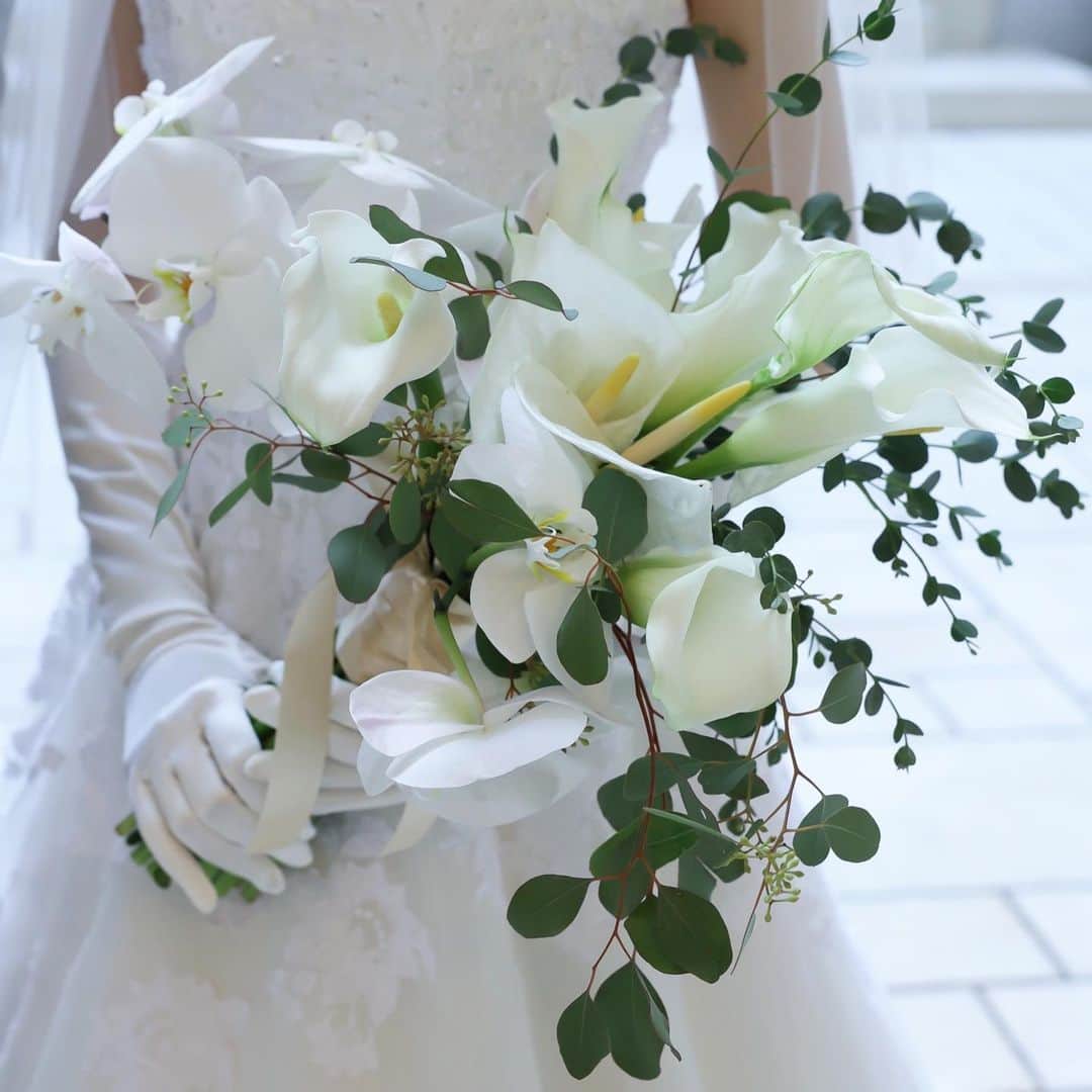 ホテルモントレ ラ・スール大阪ウエディングのインスタグラム：「_  大ぶりな花材がとってもお洒落で センスが光るブーケとブートニア  当館では専属のデコレーターが 一からデザインを考案します…🤍  フラワーのアカウントも是非チェックください▼ @saint_jordi_flowers   ブライダルフェア予約はこちらから⬇︎ @lasoeurosaka_wedding #ホテルモントレラスール大阪 #チャペル #ステンドグラス #大聖堂 #ウェディングフォト #ブライダルフラワー #flower  #青のバージンロード #結婚式場見学 #式場探し #関西結婚式場 #大阪結婚式場 #2023春婚 #2023秋婚 #2023冬婚 #2024春婚 #モントレ花嫁 #ラスール花嫁 #プレ花嫁 #プレ花嫁準備 #大阪結婚式場 #結婚式準備 #ブライダルフェア #hotelmonterey #weddingphotography #weddingphoto」