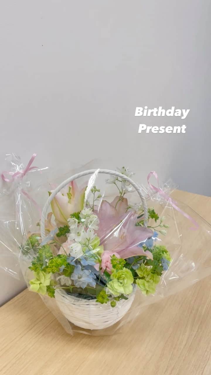藤田かんなのインスタグラム：「💐  1ヶ月経ってしまいましたが💦 #誕生日プレゼント を送ってくださった方々 ありがとうございました😭💓  また改めてプレゼントの投稿もします✍🏻  このお花とっても好みでした🌷💕  撮影by @bunsekinomasa   #birthday  #ポニーテール」