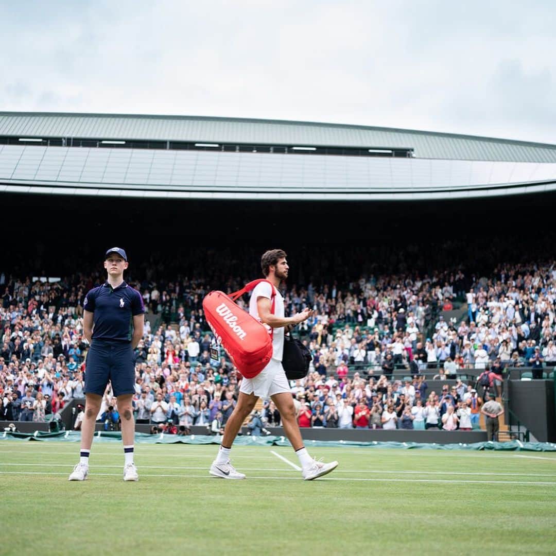 カレン・ハチャノフのインスタグラム：「Hello everyone,   This is not an easy statement for me to write, but I have to inform you of my withdrawal from the upcoming Championships at Wimbledon.  Due to an unfortunate injury I picked up at the French Open(stress fracture and a partial fracture in sacrum S1 bone), I will not be able to participate at Wimbledon for the second year in a row. The decision to withdraw was not an easy one and i was hopping till the end during these few weeks that I would be able to recover however my medical team ensured me that in my case it wasn’t possible.   As difficult as this is, I will now focus on my recovery, working diligently to get healthy and come back to tournaments in August. Meanwhile I am happy that I have my family by my side and grateful that I can be present for the birth of my second son who we are expecting really soon. I remain committed and will use this setback as motivation to come back and hopefully keep achieving as I wish to do.   Thank you for your understanding and your continued support, it means a lot to me🙏🏻 @wimbledon    Big hugs!!   Karen」