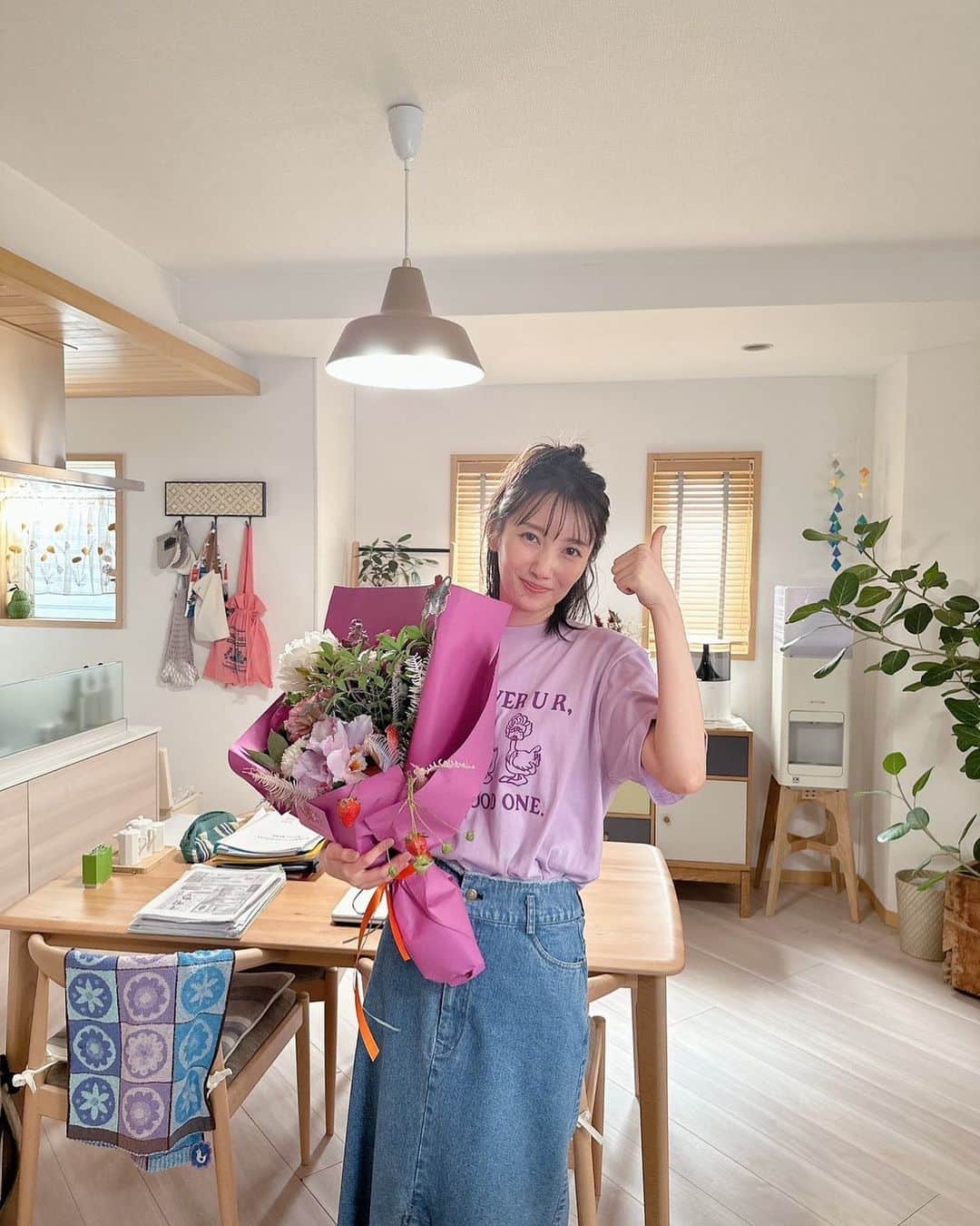 波瑠のインスタグラム：「わたしのお嫁くん 最終回まで観てくださった皆さま ありがとうございました。  思い返せば２月のバレンタインデーから、 色々、本当に色々あって、 嬉しいことも、悔しいことも、一言で済ませたくないってくらいにはたくさんありました！😂  そういえば撮影が始まる時に、 笑顔の練習してたなぁと思い出したのですが。 気づいたらもう練習してなかったし、 笑顔でいなきゃって過ごしていたのって、 いつごろまでだっけ？って感じで、、 あ、毎日めちゃめちゃ笑ってるじゃん自分！！ 幸せもんだなぁおい！！っていう、、笑  なんでしょう、笑っていれば 何とかなるってこういうことでしょうか？ だとしたら良いことしかないです本当に！  んー、書けば書くほど、もっと話したいことが、 あるはずなのにうまく出てこない、 なんだか、お嫁くんの思い出は珍しく独り占めしたいみたいですわたし。  また会える日まで！ 新しいお知らせをお楽しみに！です！」