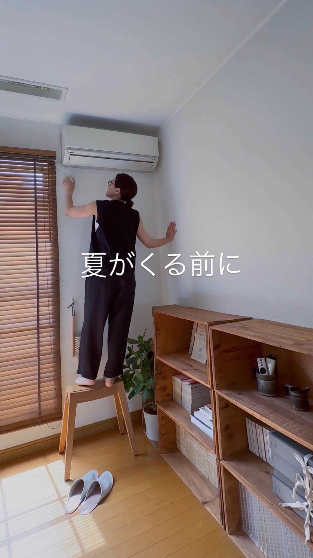 asamiのインスタグラム：「業者さんが行うような徹底洗浄を、スプレー1本で手軽に実現させることを目的に開発された「エアコンのカビ 丸洗浄」 業者さんが使用するような、ビニールの養生は必要ないし(＊)汚れはエアコンの排水溝から外へ排出されるため、お部屋が汚れる心配もありません。 (＊エアコン本体にスプレーが当たると水跳ねが起こる場合があります。ご注意ください)  噴射が強くて、汚れが落ちていくのが見えるので スプレーしていて楽しかった＾＾嫌な匂いもきれいさっぱりなくなって快適です。  全国のドラックストア、楽天、Amazonで購入できます！  #エアコン掃除#エアコンのカビ丸洗浄#エアコンクリーニング#滅カビ#節約生活」