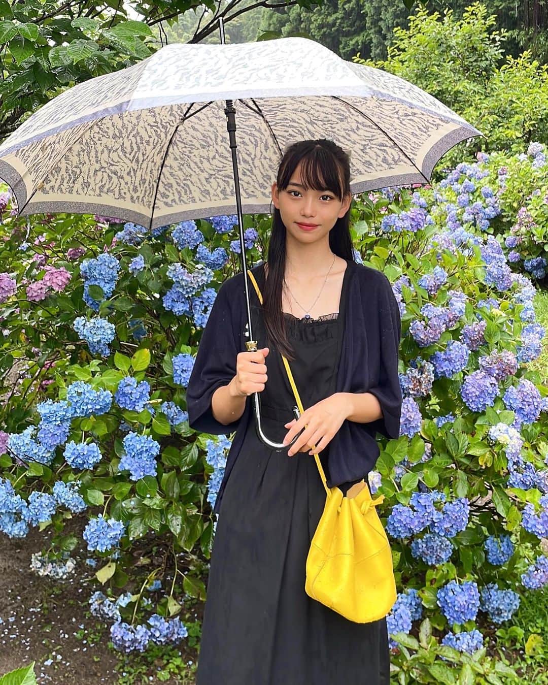 松本麗世さんのインスタグラム写真 - (松本麗世Instagram)「♡ ♡ 雨がめっちゃすごい🌧 皆さん大丈夫でしたか？ ♡ ♡  #松本麗世 #matsumotoreiyo # 雨 #☔️ #黄色のバック #くろワンピース #傘 #梅雨 #JK #紫陽花  #jk」6月23日 19時39分 - reiyo.matsumoto