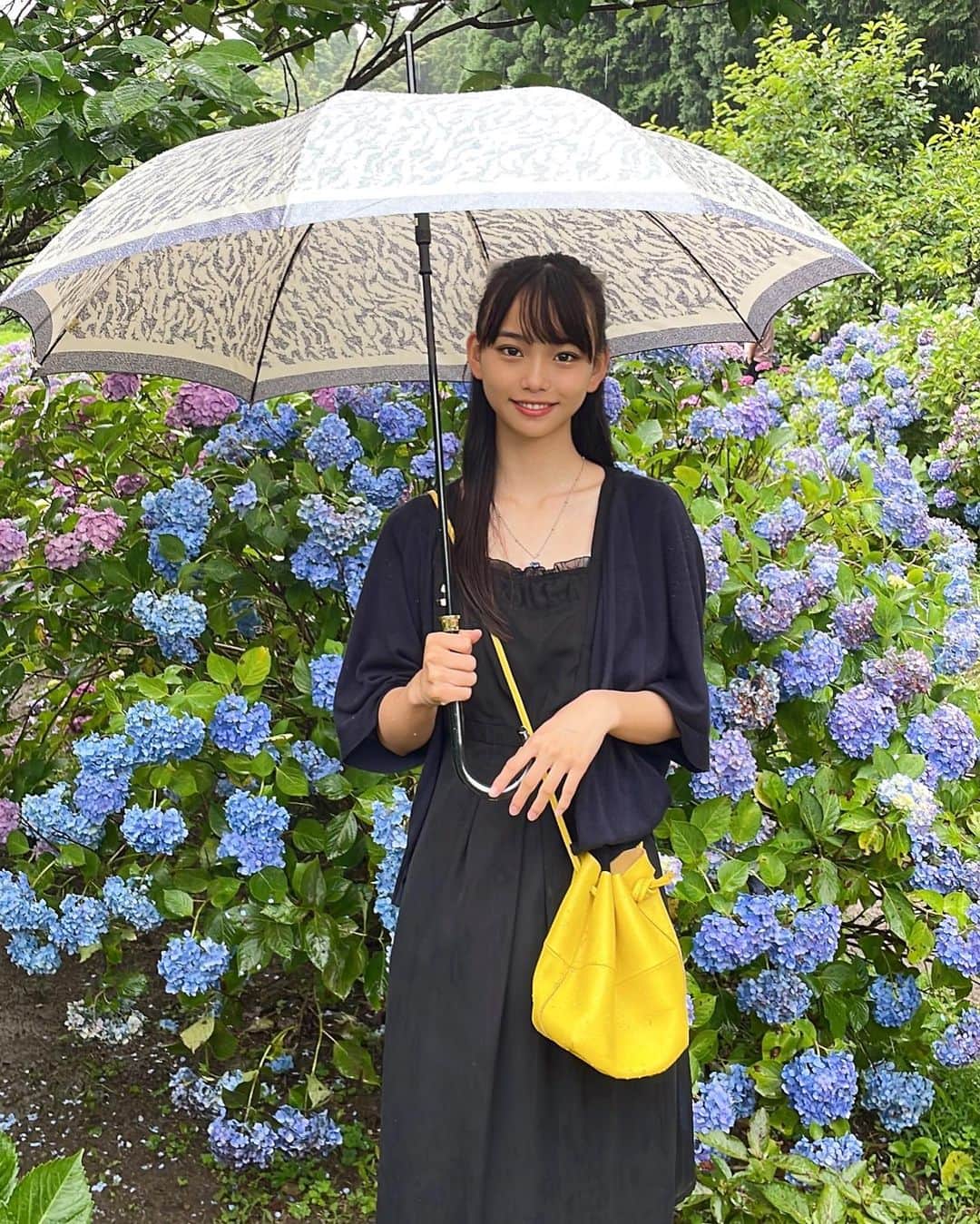 松本麗世さんのインスタグラム写真 - (松本麗世Instagram)「♡ ♡ 雨がめっちゃすごい🌧 皆さん大丈夫でしたか？ ♡ ♡  #松本麗世 #matsumotoreiyo # 雨 #☔️ #黄色のバック #くろワンピース #傘 #梅雨 #JK #紫陽花  #jk」6月23日 19時39分 - reiyo.matsumoto