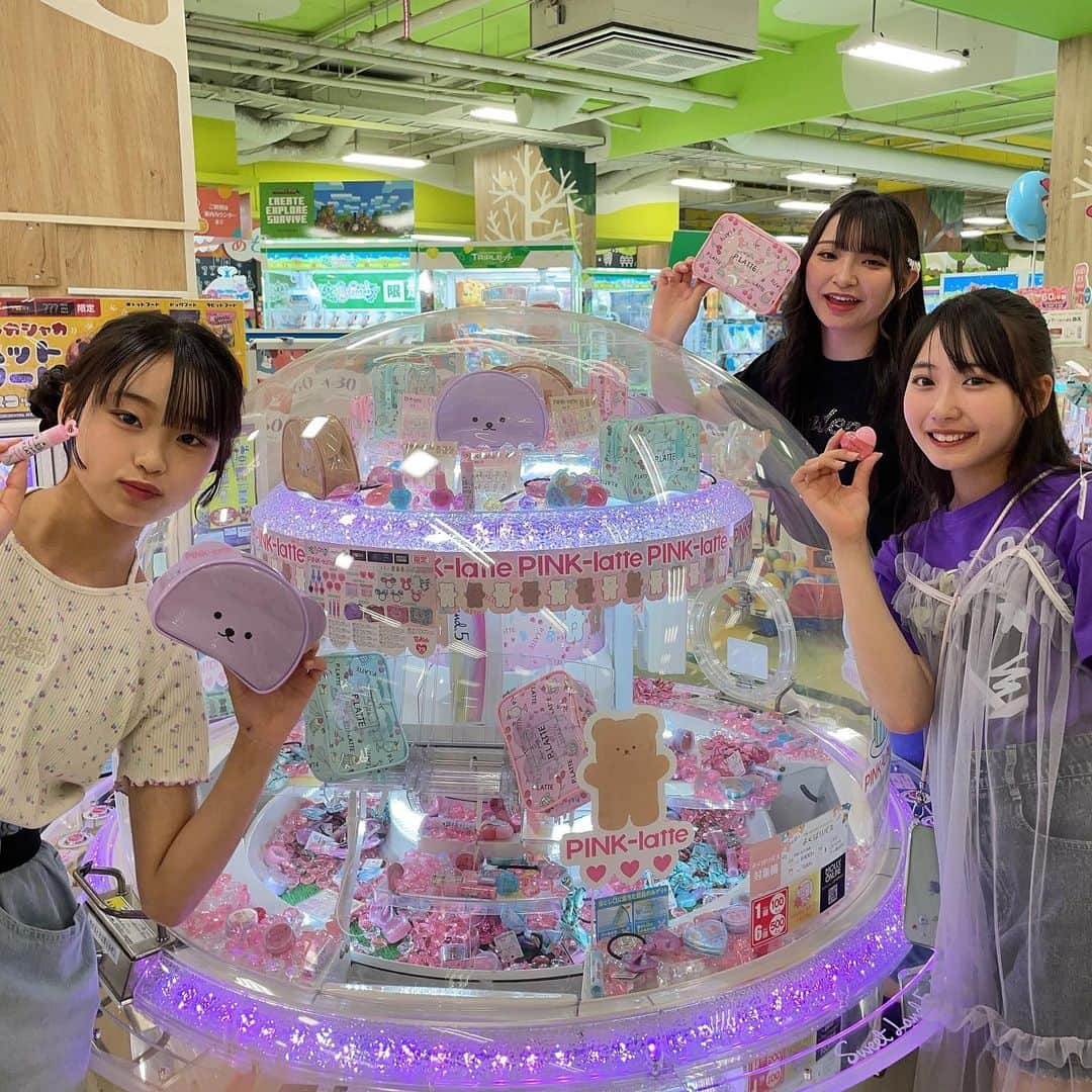 PINK-latte TV (ピンクラテTV) 公式さんのインスタグラム写真 - (PINK-latte TV (ピンクラテTV) 公式Instagram)「【ピンクラテ TV × #モーリーファンタジー 💖】  \夢企画？！👀💓💓/ YouTubeはもう見た？？  なんと今回はモーリーファンタジーさんにお邪魔して クレーンゲームでたくさん遊んできました🙊✨✨  今回遊んでるクレーンゲームの景品… ピンクラテとのコラボ商品なんですっ😳💗💗 そして！この企画なんと第三弾なの！！👏🏻 第一弾、第二弾と、みんながたくさん遊んでくれて とっても大好評だったので第三弾になりました〜🥰🥰🥰  今回の第三弾も景品が可愛すぎる… ストーリーに載せたけど3人とも可愛い可愛い言って めちゃくちゃ景品欲しがってました🤣  ぜひみんなクレーンゲームで遊んでゲットしてね❣️❣️ ___ #モーリーファンタジー #PALO #モーリーオンライン #ピンクラテtv #ピンクラテ #YouTube #おすすめYouTube #コラボ #JCモデル」6月23日 19時40分 - pinklatte_tv