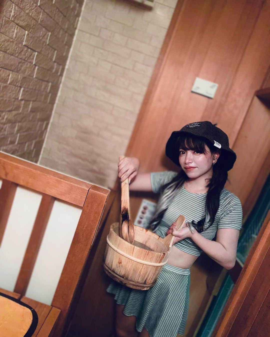 渡邊りつさんのインスタグラム写真 - (渡邊りつInstagram)「private sauna day 🧖‍♀️❤︎  おざぴゅあちゃん @ozapure15 とTHE AZABU SAUNA いってきましたあああああᐠ(  ᐢ ᵕ ᐢ )ᐟ🈂️ 施設凄すぎて驚いてたら、水風呂にぶち込めるでかい氷出てきて二人で大爆笑 www  アロマセルフロウリュもできて良き○ サウナの温度もしっかり素晴らしい◎  おざぴゅあちゃんは今日もかわいかった🌼*･ いやぁ、良すぎるサウナだったなぁ！ 絶対に、また行きたい(๑•̀ㅁ•́ฅ✨  これで明日から頑張れる〰️🩶  @theazabusauna  @theazabuhouse」6月23日 19時41分 - w.rw.r