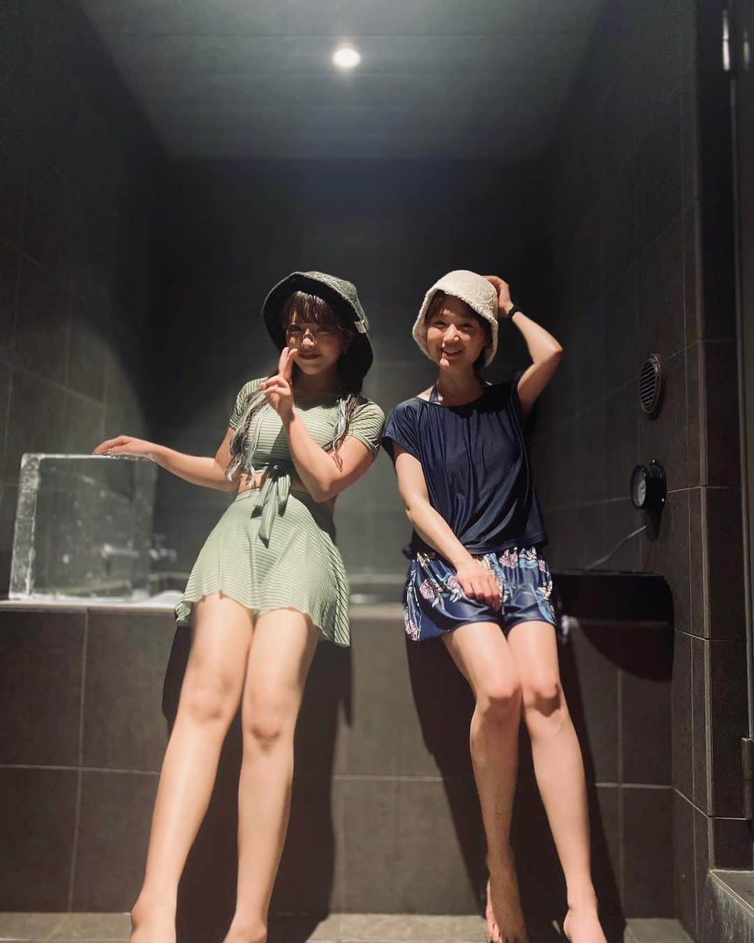 渡邊りつさんのインスタグラム写真 - (渡邊りつInstagram)「private sauna day 🧖‍♀️❤︎  おざぴゅあちゃん @ozapure15 とTHE AZABU SAUNA いってきましたあああああᐠ(  ᐢ ᵕ ᐢ )ᐟ🈂️ 施設凄すぎて驚いてたら、水風呂にぶち込めるでかい氷出てきて二人で大爆笑 www  アロマセルフロウリュもできて良き○ サウナの温度もしっかり素晴らしい◎  おざぴゅあちゃんは今日もかわいかった🌼*･ いやぁ、良すぎるサウナだったなぁ！ 絶対に、また行きたい(๑•̀ㅁ•́ฅ✨  これで明日から頑張れる〰️🩶  @theazabusauna  @theazabuhouse」6月23日 19時41分 - w.rw.r