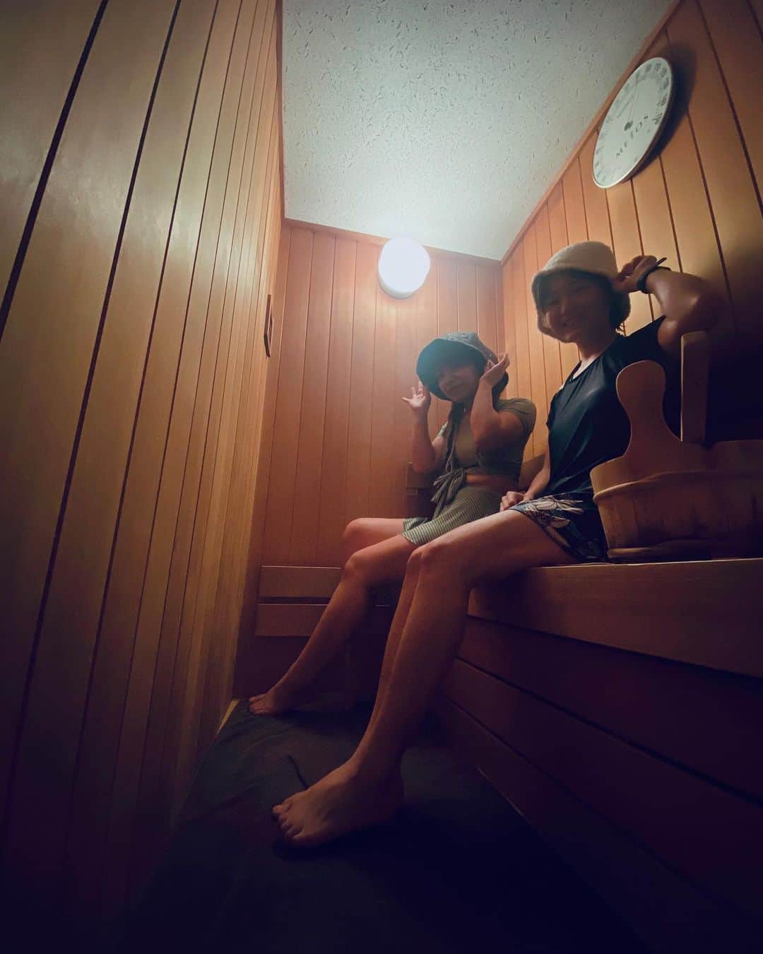 渡邊りつさんのインスタグラム写真 - (渡邊りつInstagram)「private sauna day 🧖‍♀️❤︎  おざぴゅあちゃん @ozapure15 とTHE AZABU SAUNA いってきましたあああああᐠ(  ᐢ ᵕ ᐢ )ᐟ🈂️ 施設凄すぎて驚いてたら、水風呂にぶち込めるでかい氷出てきて二人で大爆笑 www  アロマセルフロウリュもできて良き○ サウナの温度もしっかり素晴らしい◎  おざぴゅあちゃんは今日もかわいかった🌼*･ いやぁ、良すぎるサウナだったなぁ！ 絶対に、また行きたい(๑•̀ㅁ•́ฅ✨  これで明日から頑張れる〰️🩶  @theazabusauna  @theazabuhouse」6月23日 19時41分 - w.rw.r