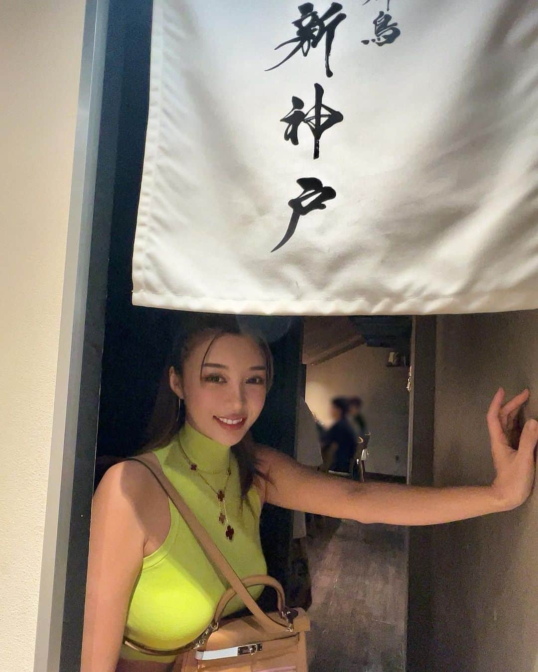 濱野りれさんのインスタグラム写真 - (濱野りれInstagram)「薪鳥新神戸 "Makitori Shinkobe" in Tokyo. I had stroing desire to come here. It was not easy to make the reservation. But finally I could!! They impressed me more than I expected. Cannot wait next reservation!(It's two years later though..🤪)  . 【薪鳥新神戸】in 麻布十番！ 移転前最後の日にお邪魔してきました🔥 ずーーーーっと行きたくてやっと行けたお店！！  焼鳥屋さん大好きなのに七鳥目しかタイプのお店がなかったからここに出会えてすごく嬉しい！！ 次の予約は２年後でしたが、、🥺 一生通いたいお店の１つになりました🐓⭐️ また２年後楽しみ、、🐓⭐️  . #makitorishinkobe #yakitori  #tokyoeats #tokyogourmet #gourmet #gourmetfood #foodie #foodielife #tokyofoodie #gastronome #東京グルメ #グルメ #薪鳥新神戸 #麻布十番 #麻布十番グルメ #三田グルメ」6月23日 19時45分 - riregram