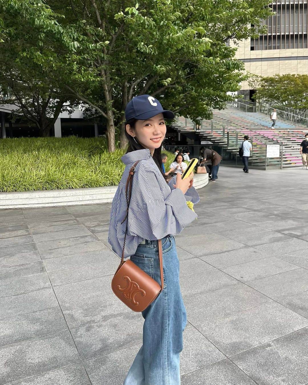 宮所舞のインスタグラム：「. この間OPENしたESTNATIONでは @column_official_jp のシャツをGET👔  丈感とデザインに一目惚れ♡♡ ショートパンツに合わせても可愛すぎた😙  #estnation #estnation_osaka #エストネーション大阪 #エストネーション #グランフロント大阪」