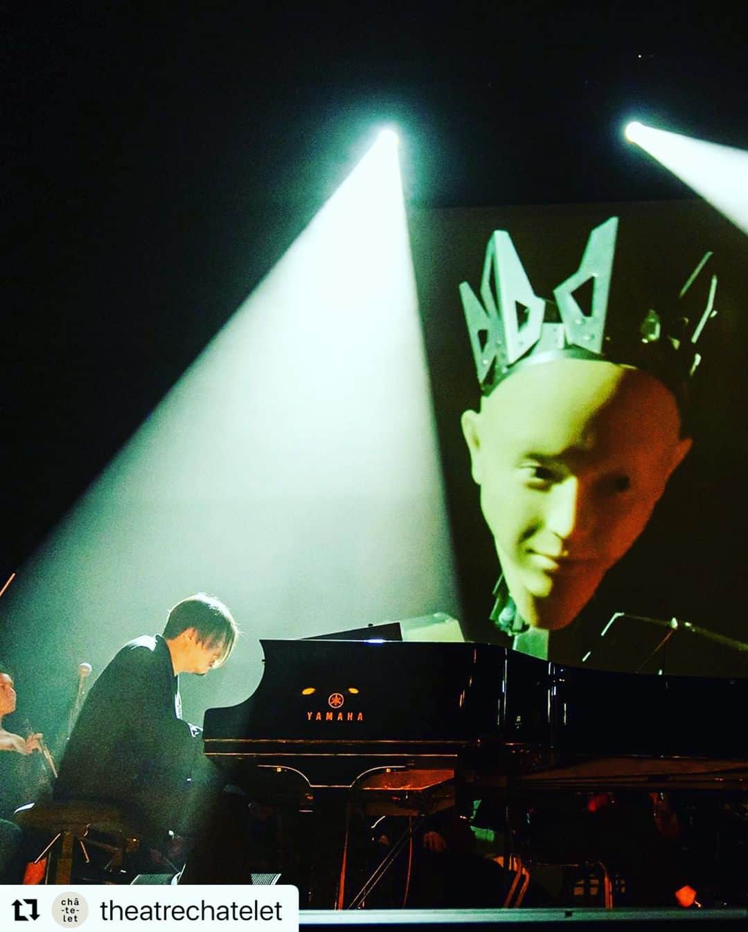 渋谷慶一郎のインスタグラム：「#Repost @theatrechatelet  🚨 Ce soir, c'est la dernière d'Android Opera Mirror. 🤖 ☝ Ultime chance de venir découvrir l'alliance de l'héritage et la modernité. ☝ Ultime chance d'écouter des textes bouddhiques de 1200 ans alliés à des texte générés par une intelligence artificielle. .  🎭 Android Opera Mirror 📆 du 21 au 23 juin 🎟 Lien en bio . 🔸 Conception, composition, piano, électronique : @keiichiroshibuy 🔹 Voix : Alter 4, Koyasan Shomyo 🔸 Orchestre : Appassionato (@appassionatomusic) 🔹 Vidéo : Justine Emard (@justineemard) 🔸 Programmation Android : Shintaro Imai (@pseudotaro) 🔹 Design Android : Hiroshi Ishiguro (@_hiroshi_ishiguro)」