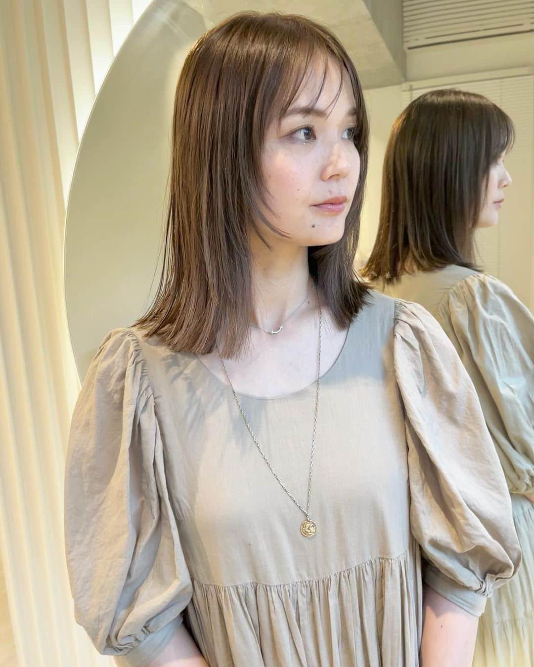 新倉真奈美のインスタグラム：「サラッとmedium✂︎  colorはくすみbrown🤎 軽やかなワンピとお似合いでした❤︎」