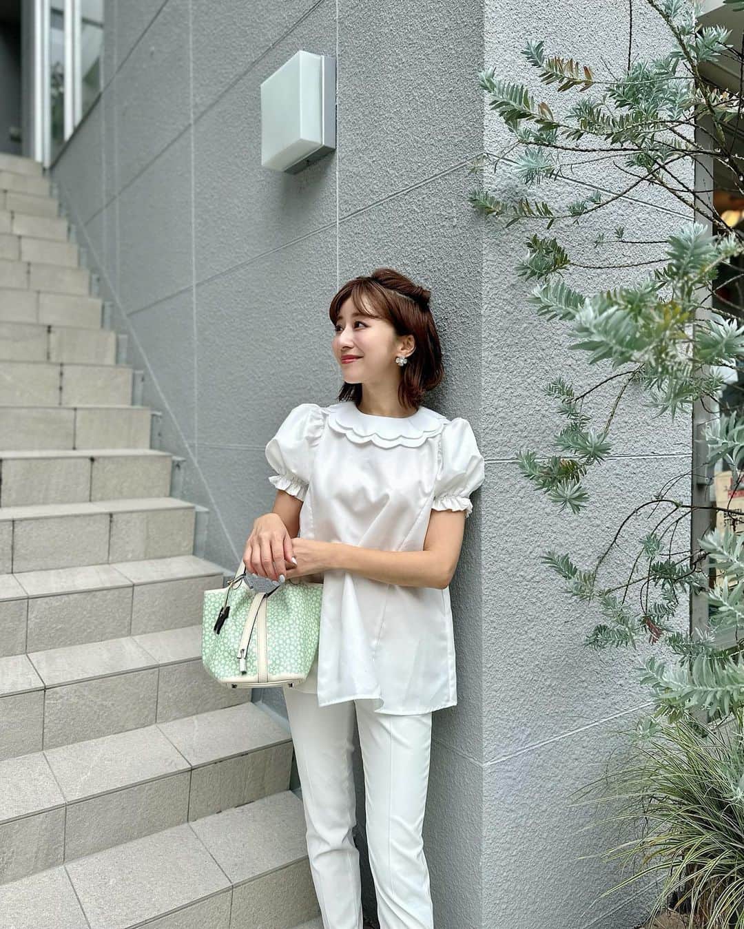 のインスタグラム：「・ 真っ白🤍🤍🤍 @fitmore.official_  @plst_official  @anche_official   メイクは最近毎日 @snidelbeauty 💄 ほんっとお気に入り🩵🩵🩵  おちびコーデ #おちびの輪 #低身長コーデ #Sサイズコーデ #ママコーデ #ママライフ #2020年ベビー #女の子ママ #女の子ベビー #ブルベ夏 #ブルベ #ブルベサマー #ブライトサマー #ブライトスプリング #ソフトクラシック #ウェーブ #骨格診断ウェーブ」