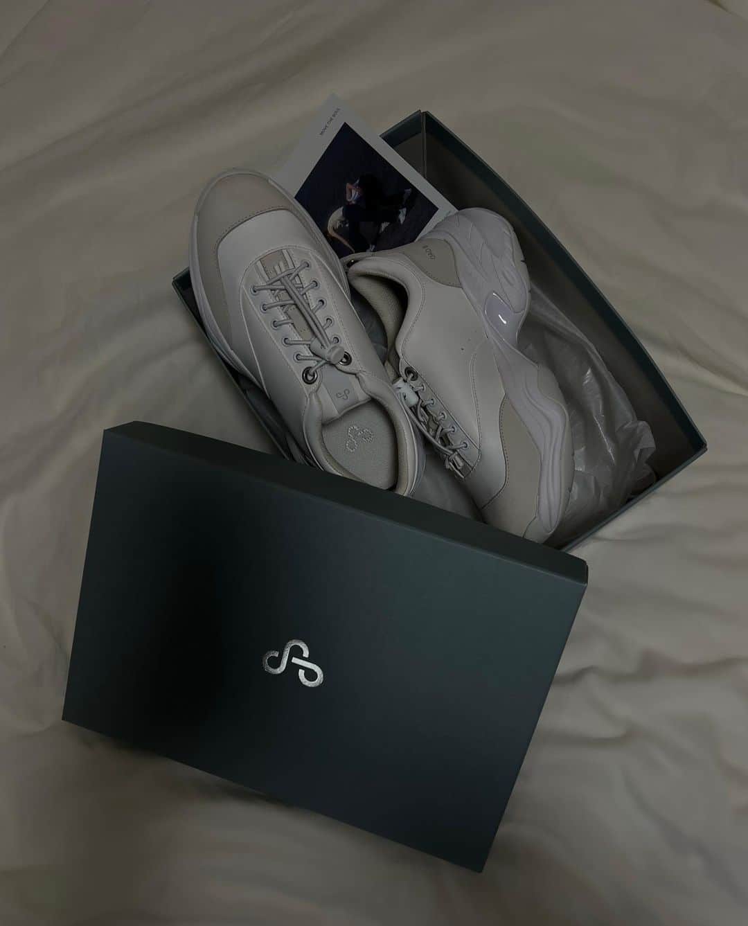 のインスタグラム：「久々のおnewスニーカー👟 ごろっとしたフォルムが可愛くて ゴム紐で履くの楽ちん。機能的。  これから登場が多くなります☺️  @oao_footwear」