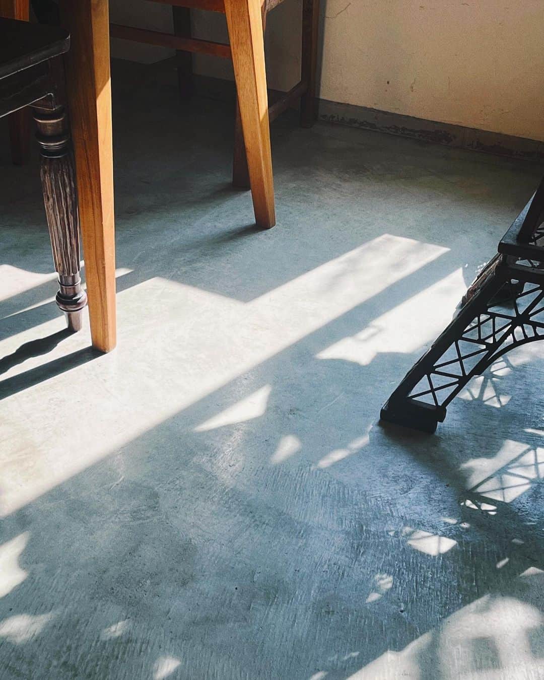 相沢奈緒さんのインスタグラム写真 - (相沢奈緒Instagram)「. 最近のハマりごとは写真と本。 なんてことない日常も、お散歩しながらついついパシャリ . なんてことないことなんて ないんだけどね。😌 . #原田マハ さんの #生きるぼくら すごく良かったなあ〜 . おすすめ文庫本あったら教えてください🫶🏻 #文庫本 #読書部 #カフェ時間 #写真部 #カメラブ #camera #おさんぽ #趣味の時間  #naoの休日」6月23日 19時56分 - ___aizawanao