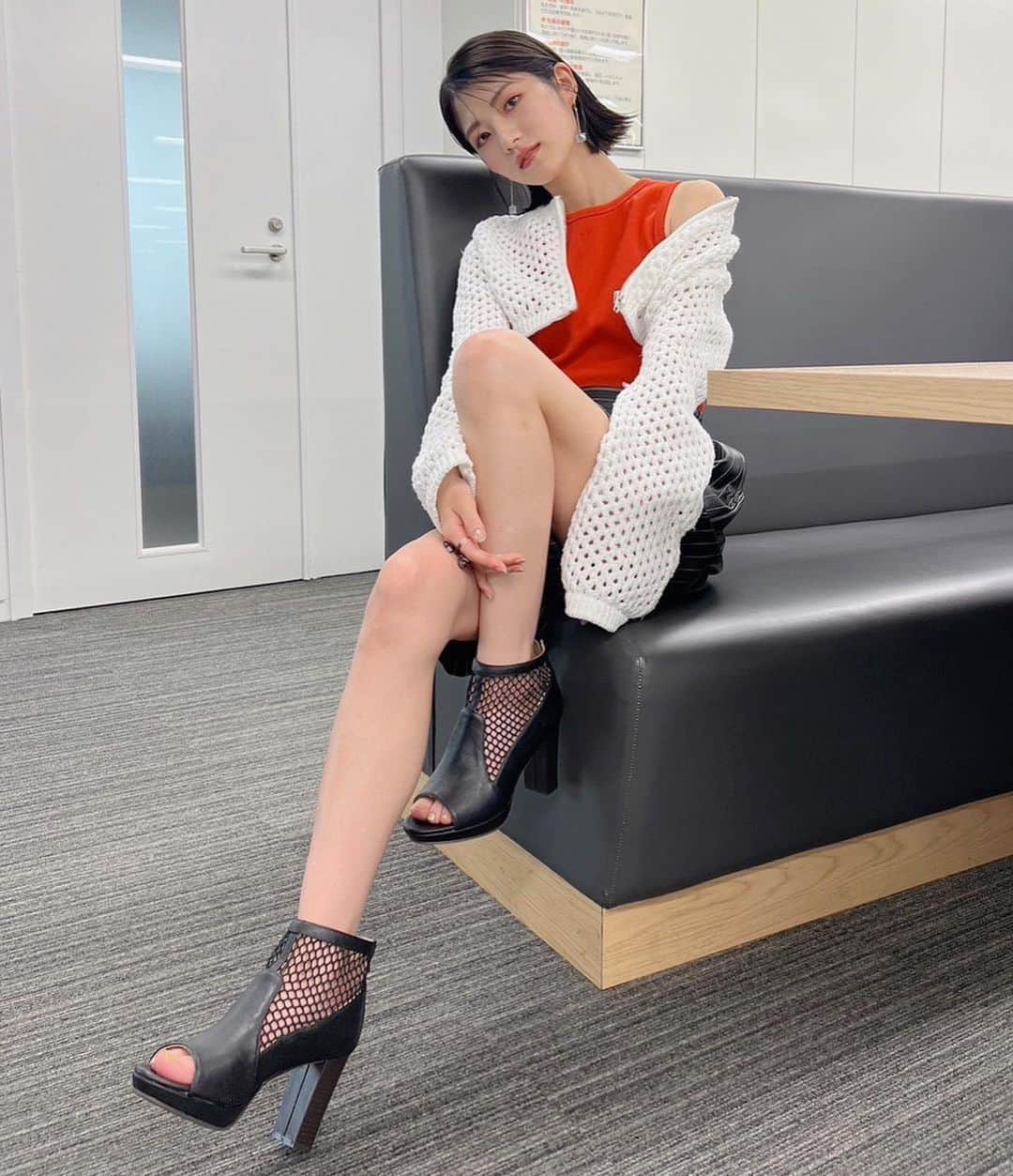 若月佑美さんのインスタグラム写真 - (若月佑美Instagram)「. 沢山の方に取材していただきました。 #履きなれない靴を履き潰すまで  近々、記事を見かけたら是非。 こんな私のために時間を割いてくださり 皆様 本当にありがとうございました。 . #若月佑美」6月23日 19時59分 - yumi_wakatsuki_official