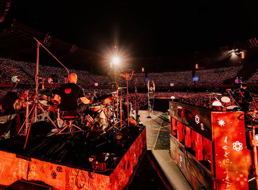 Coldplayのインスタグラム：「Show #91, Naples, Italy  📷 @annaleemedia  #ColdplayNaples #Coldplay #MusicOfTheSpheresWorldTour」