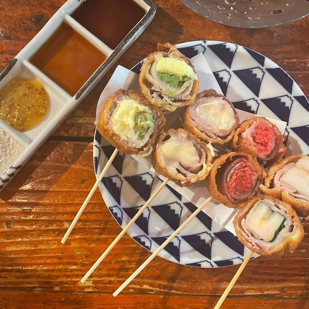 のインスタグラム：「⠀ 以前ストーリーに出して反響が 大きかった @awayokubar.shibuya ！  映える季節のフルーツサワーは 大きなフルーツがごろごろ入っていて 美味しすぎました🥹✨  いちじくバターも野菜巻き揚串も 食べたもの全部美味しかったな🤤💞  店員さんもとても気さくで お店の雰囲気も最高でした🫶🏼🫶🏼  常時混んでいる人気なお店なので 予約はした方が◎！  渋谷に行ったら是非行ってみてください！おすすめです🌛🩵  ⠀  ⠀  ⠀  #あわよくばあー#あわよくばあ－渋谷 #東京グルメ#東京居酒屋#東京ディナー #渋谷グルメ #渋谷居酒屋 #グルメ#居酒屋」