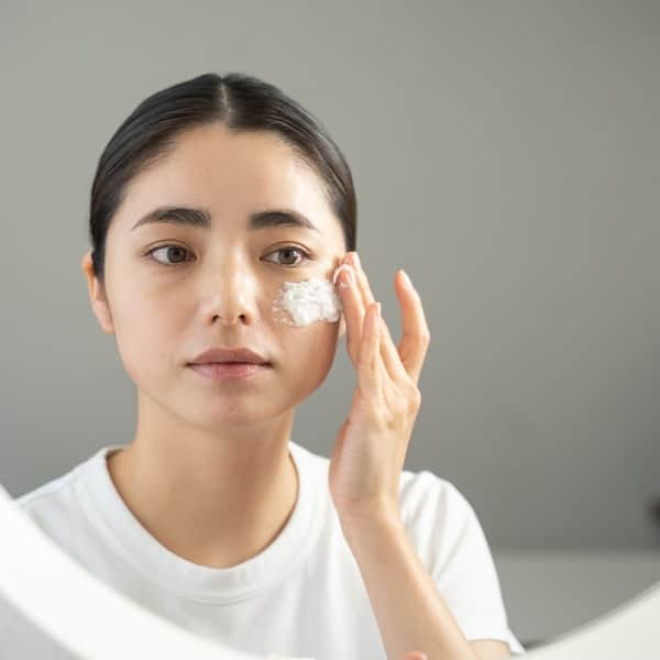 MIRROR OFFICIALのインスタグラム：「心を癒すグリーンティーの香り🍵『soel（ソエル）』の「LIVING-OIL SOAP 生せっけん」が新入荷しました🛒  泡洗顔とパック洗顔の2通りの使い方で楽しめる生せっけんです🫧  福岡の城島で受け継がれてきた歴史と伝統の国産酒粕を厳選して配合し、50年以上酒粕を専門に扱っている「酒乃竹屋」から仕入れた最高品質の酒粕を使っています。  さらに、オリーブ果実油や、肌の水分蒸発を防ぐホホバ種子油など、厳選された植物オイルも配合しています。  すべて100％天然植物精油を使用しており、合成着色料や合成香料、パラベン、フェノキシエタノール、シリコーン、ミネラルオイル、紫外線吸収剤、石油系界面活性剤、発泡剤などの化学物質は一切使っていません。  お肌にやさしくて癒される「生せっけん」は贈り物にもおすすめですよ🌿  :::::::::::::::::::::::::::::::::::::::: ✐後で見返すには保存をタップ◎ ✐CRAFT STOREでは日本のいいものをご紹介 フォローやいいねもとっても励みになります˗ˏˋ ˎˊ˗ @craftstore.jp　 ::::::::::::::::::::::::::::::::::::::::  #クラフトストア #CRAFTSTORE #シンプルな暮らし #石鹸 #生石鹸  #シンプルな暮らし #スキンケア #ギフト」