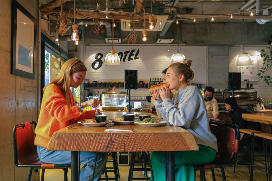 8hotelのインスタグラム：「ホテルの1階にある8loungeでは、 朝食からお食事、カフェタイム、バータイムまで様々なメニューをお用意しております。 サウナの後にはサウナ飯としてドライカレーをおすすめします。 スパイスからこだわったオリジナルですので、ぜひ一度ご堪能ください。」