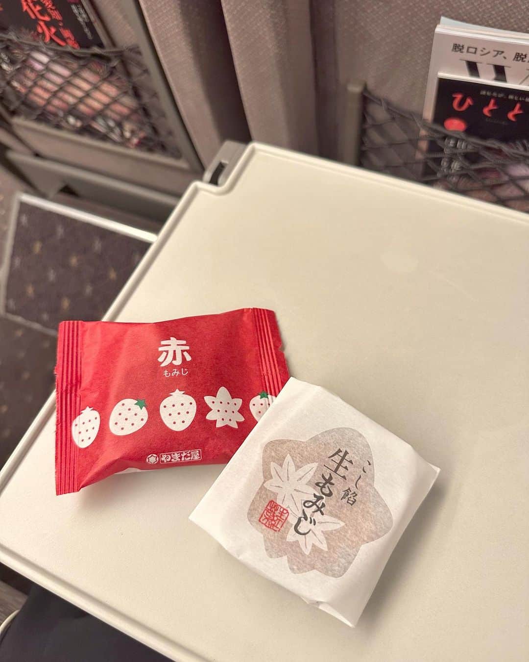 山根千佳のインスタグラム：「. . 修学旅行ぶり？に行った広島！！ 美味しそうなもみじ饅頭を買いました🫠♡  本日はNHKラジオ広島 「中国！ちゅーもく！ラジオ」でした◎  君ヶ濱親方.落合関の生出演に 広島出身の瀬戸の海さんのインタビュー！ とっても豪華な放送となりました☺️  個人的に気になっていた 北の富士さんと隠岐の海関の関係性を 直接聞けたのが嬉しかったです。笑 落合関の地元愛溢れるトークも 同郷として嬉しすぎました🌿  聴いて下さった皆さん ありがとうございました🕊️  明日はTSK18時〜「SOUP」 ロバートの馬場さんとMCです🏃‍♂️ . . #もみじ饅頭 #広島 #広島県」
