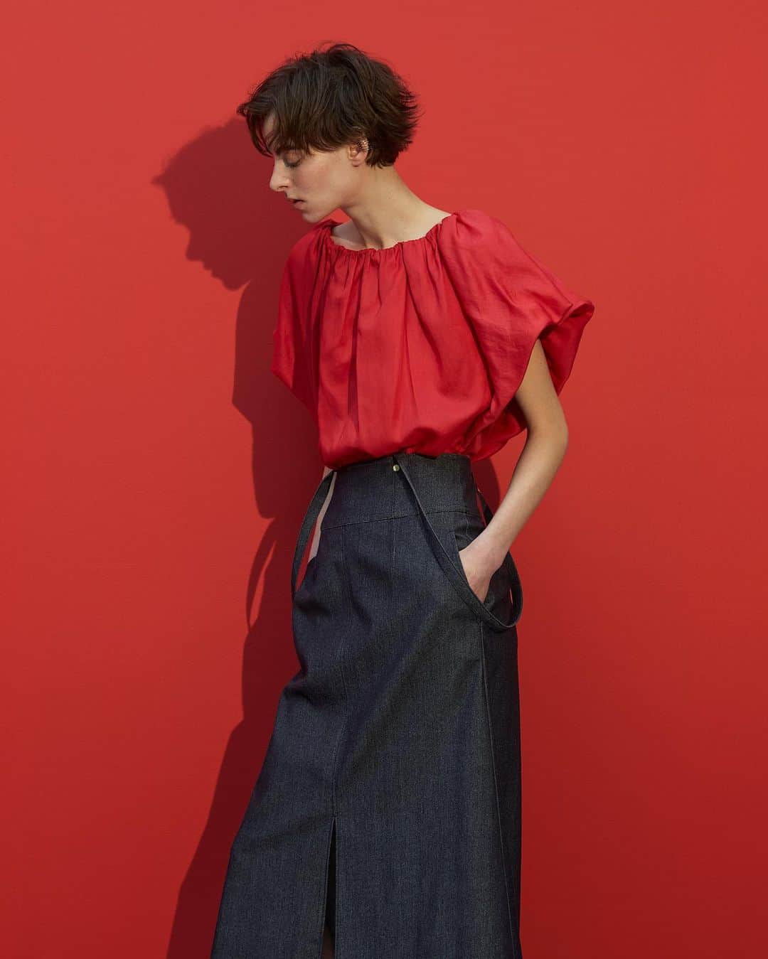 EPOCAのインスタグラム：「ー New arrivals ー 鮮やかなレッドが映えるボリュームブラウスを主役に。  BLOUSE　M5M02-202-16 ￥39,600 SKIRT　M5S02-201-28 ￥53,900  ※オンラインストアへは、順次入荷予定です。  #epoca #collection #newcollection #2023ss #summer #fashion #outfit #エポカ #モダン #クラシカル #フェミニン #エレガント #ラグジュアリー #レッド #デニム #スカート #ボリュームブラウス #ブラウス」
