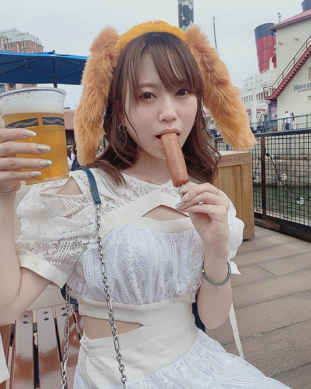 天宮花南のインスタグラム：「酒とソーセージ . . . . . #ディズニー#ディズニーシー#ソーセージ#骨付きソーセージ#ビール#ビアカクテル#わんわん物語#レディ#ワンピース#スナイデル#ホワイトコーデ  #Disney#disneysea#snidel#ootd」