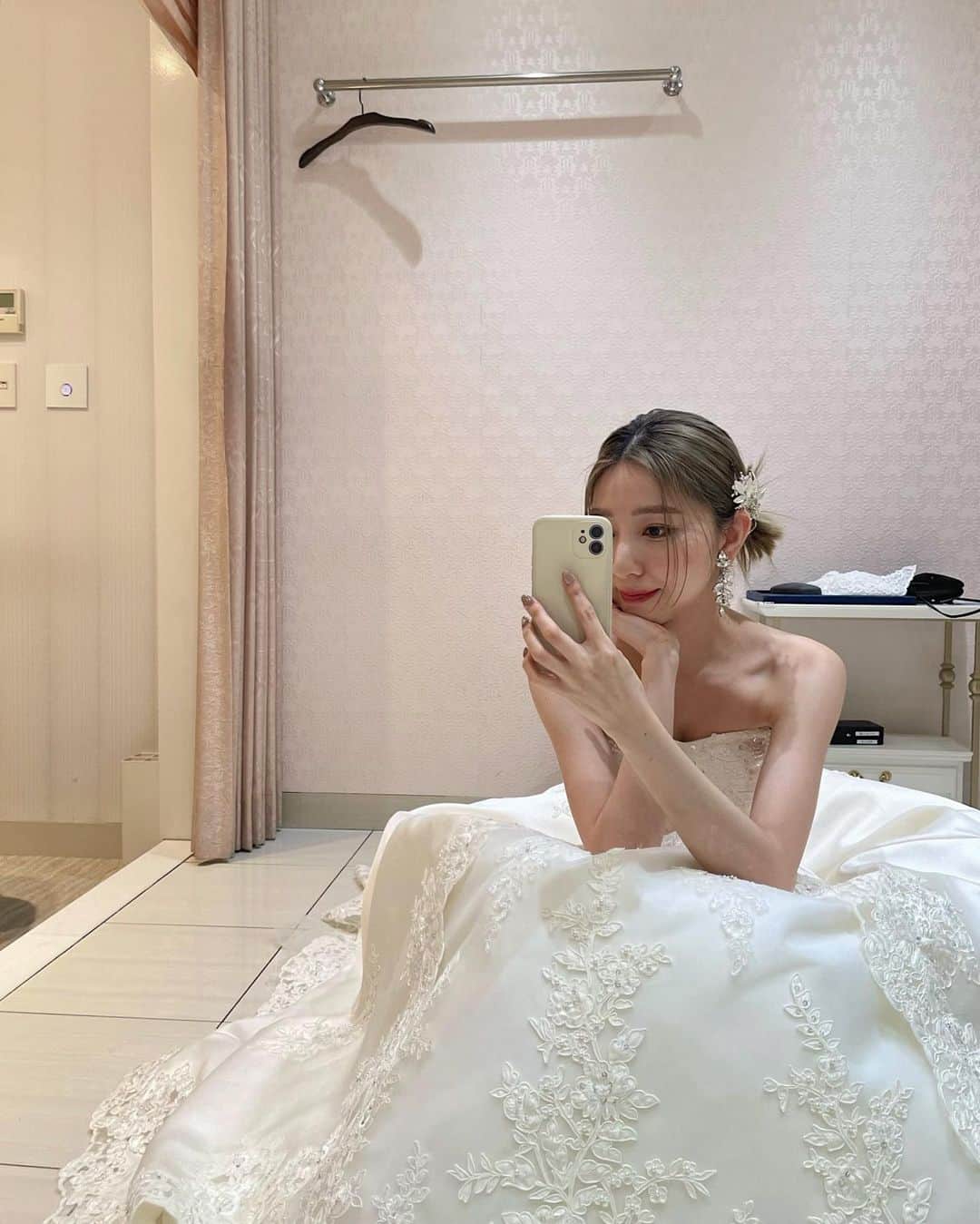 松尾 瞳のインスタグラム：「秋の結婚式に向けてドレス選びに 忙しい最近、、！１度延期して、２年越しの念願の結婚式 だから後悔のないように慎重に選んでるところです👰🏼‍♀️🤍  そしてそのドレスをお肌ツルピカの状態で綺麗に 着るためにエミナルクリニックの5回コース、 2回目に行ってきたよ〜！@eminalclinic  ☟私が通ってるプランの特典内容 ☑︎処理しづらい背中・うなじ・おしりなどは シェービング無料！ ☑︎全身+VIO医療脱毛 5回コースが  月々1,100円(一括払いだと76,000円)  最短1ヶ月で通えて 1回の来院で全身丸ごとお手入れ可能😌✨  今までエステ脱毛でやってきたから医療脱毛は痛いって イメージに怯えて、1回目1度照射してみて痛かったら 塗る麻酔してもらお、、って思ってたけど1回目も 2回目も全然余裕でした！！  残りはあと3回〜 目指せツルピカ👨🏻‍🦲🤍←  #エミナル #エミナルクリニック #脱毛 #医療脱毛 #脱毛クリニック #美肌ケア #モチベーション #垢抜け #スキンケア #結婚式 #ウェディングドレス」