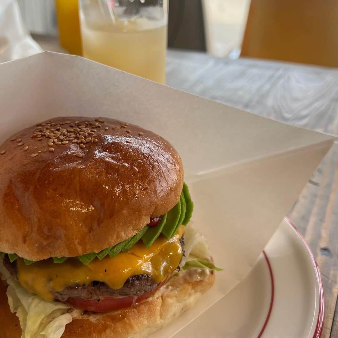 山下エミリーさんのインスタグラム写真 - (山下エミリーInstagram)「久しぶりのオフ~ 百道にあるハンバーガー屋さんに行ってきた🍔 . . #ハンバーガー #百道 #ootd  @goofy_momochihama  @noirnine_japan  @noirnine_official」6月23日 20時02分 - emiri_hkt48