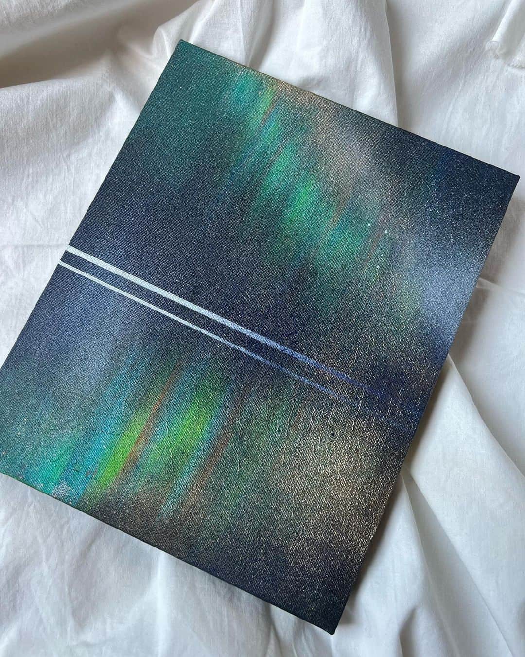 のインスタグラム：「order art 🎨 珍しくブラックベース🖤  新居に飾りたいとオーダーしてくれました🤲🏾 新しい生活が心地よいものになりますように🌱✨✨✨  #maaa_art #beach #アクリル画  #マーブリング #抽象画#絵画#アクリル#新居 #インテリアアート」