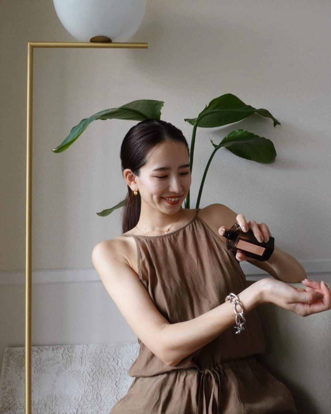 小嶋梨奈のインスタグラム：「@latelierdesparfums_jp  @lartisanparfumeur  フランス発のフレグランスブランド、ラルチザン パフューム フランス語で"香りの職人"を意味するんだそう。  『ア フルール ド ペッシュ オードパルファム 』は ピーチの香りがリアルに再現された新作のフレグランス。 トップは果肉のみずみずしさと色っぽさを感じる。 凄い、ほんとうに桃みたい！ 香り立ちも爽やかでじめじめ暑い夏にもさっぱり纏えそうです✨ ラグジュアリーで洗練されたボトルデザインも素敵。  香料の組み合わせもユニークで 個性があって唯一無二なフレグランスブランドだなぁ、と。 これは他の香りも気になってきます♡  #ラルチザンパフューム  #アフルールドペッシュオードパルファム  #ピーチの香り  #LArtisanParfumeur  #ラトリエデパルファム  #pr」
