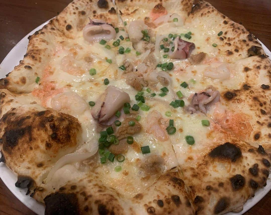昴生さんのインスタグラム写真 - (昴生Instagram)「晩飯！！ #仕事終わりに #家族で晩ご飯！ #mardenapoli さん！ #ウインナーが乗ったマルゲリータ！ #光るくらいうまいー！ #魚介と明太のピザ！ #ピザの上で海の幸が踊っとる！ #明太パスタ！ #W明太でいかせてもらいました！ #ポルチーニ茸のリゾット！ #濃いチーズと芯の残ったお米が #口の中で踊っとるわ！ #息子は公園で遊び疲れてずっと爆睡！ #僕の太ももに頭置いてずっと寝てて #起きたら汗だく！ #僕の体温が高いせいらしい！ #それでいつも嫁から指導を受ける！ #体温が高くて怒られる経験ないでしょ？」6月23日 20時07分 - mikikousei