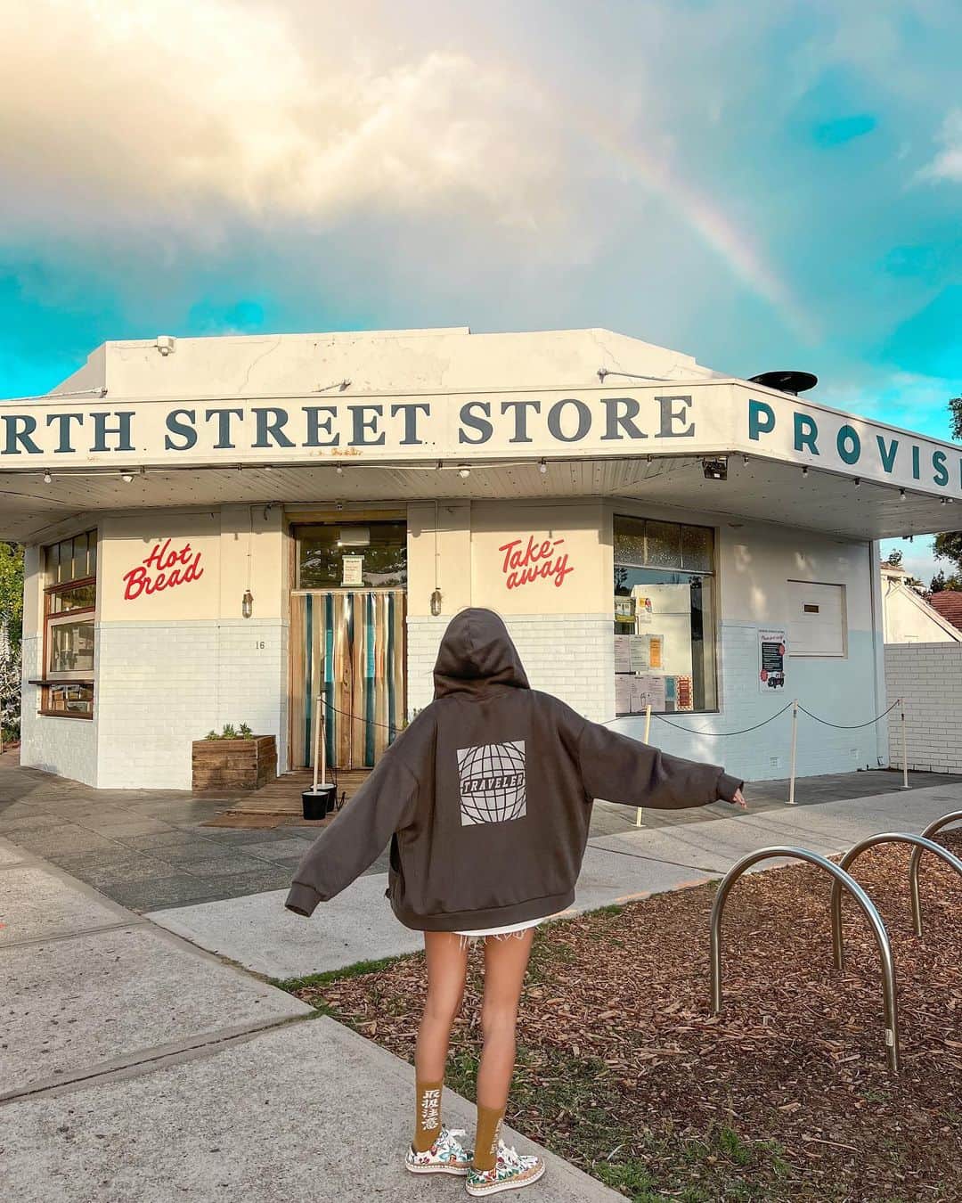 のインスタグラム：「めちゃくちゃ大人気のシナモンロールのお店！！  📍 North Street Store  1日目に行った時まさかの工事中で、諦めきれず 最終日に再チャレンジ！！🫶  シナモンロールもだけど、他のパンも美味しかったぁー♡  焼きたてのパンに甘いタレを上からたっぷりかけてくれて とろけるシナモンロールでした🫶  #シナモンロール　#パン屋# Australia#オーストラリア#パース# Perth#西オーストラリア#旅好き#ロードトリップ#タビジョ#女子旅#旅好きな人と繋がりたい #世界一周#キャンピングカー」