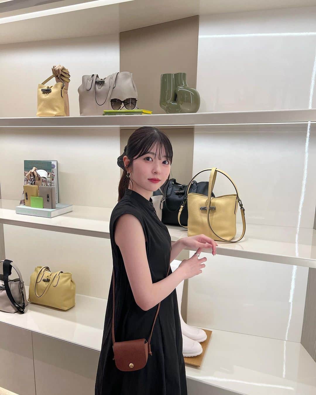 のインスタグラム：「. Longchamp 2023年 秋冬コレクション 「 AT THE RACES 」のイベントに参加してきました！  ロンシャンのバッグでコーデ組んでみたよ~  パリジェンヌのイラストを描き下ろしたfoxcoさんみたいに、私もいつかパリに行って優雅な時間を過ごしてみたいです🇫🇷  皆さんも是非ロンシャンに遊びにいってみてください！ @longchamp   #Longchamp #LongchampFW23 #ロンシャン #gifted」