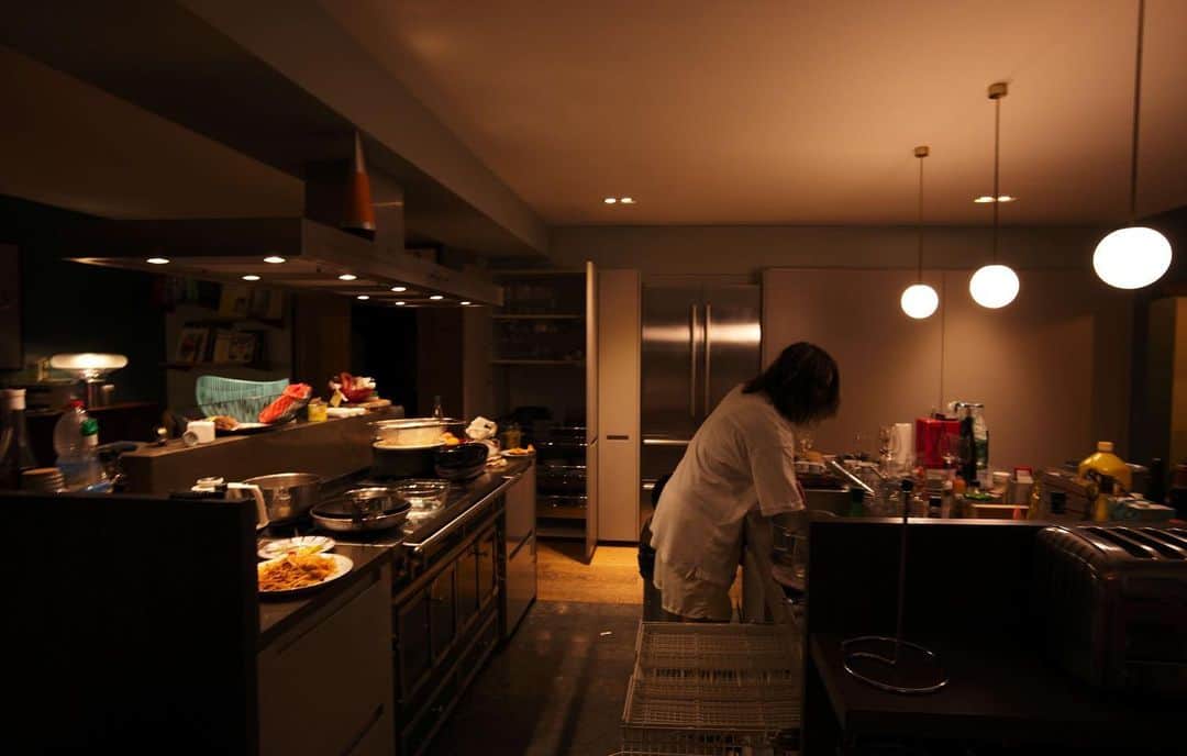 Ryota さんのインスタグラム写真 - (Ryota Instagram)「朝起きるとキッチンが綺麗になってるのは毎日智くんが黙々と夜中1人で12人分の食器を洗ってくれてます。。ありがと😭 この量はほんとヤバい、、、笑」6月23日 20時14分 - ryota_0809