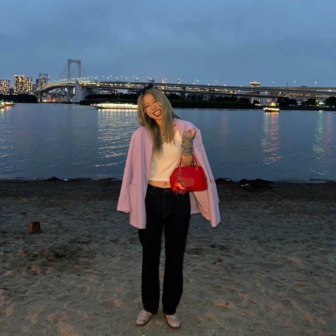 東京ビューティーアート専門学校さんのインスタグラム写真 - (東京ビューティーアート専門学校Instagram)「皆さんこんにちは！🙌 トータルビューティー科1年の飯島です！  今回は美容学生のコーディネートについて紹介していきたいと思います✨  1枚目は紫のジャケットと赤のバッグで鮮やかな色を使い、デニムを使い暗めにして落ち着きを持たせつつ、トップスをクロップド丈にすることで流行も取り入れています✊‼️  2枚目はジャケットがオーバーサイズなので、ショートパンツを合わせてスッキリした印象になるようにして、ブーツを履くことによって全体の印象を締めています😖❤️‍🔥  3枚目はシャツの丈感がポイントで、スタイルがよく見えるようになっています🫶 カジュアルだけど大人っぽくシュッと見せるコーディネートです👏  4枚目はシャツタイプのワンピースで、ウエストマークがありVネックなのでスタイルアップ効果があります！ オールブラックなので、重たくならないようにサンダルを合わせるのもポイントです🙆‍♀️ また、髪をアップにすることで首元が長く綺麗に見えます👱‍♀️🎀  上手くカラーを取り入れたコーデの人からモノトーンコーデの人までみんな個性豊かです👏 服の趣味が同じで仲良くなった‼️といった話も聞くので、友達作りのきっかけにもなるかもしれませんね🍀💕︎  本日の担当は　@_maple.29_ でした💟  詳しくはHP/プロフィールから🤲🏻 TokyoB✖️art @tokyo_beauty_art_college  #今日の東京ビューティーライフ #東京ビューティーアート #美容学生 #美容専門学校 #三幸学園 #専門学校 #ootd #jk #fjk #sjk #ljk #ヘアメイク #エステ #ネイル #美容#beauty#Instagood  #メイク  #モデル #トータルビューティ #美容好きな人と繋がりたい #美容学生と繋がりたい#美容学生の日常 #likeforlike#likeforfollow#like4likes#コーディネート #コーデ #オープンキャンパス #オーキャン」6月23日 20時08分 - tokyo_beauty_art_college