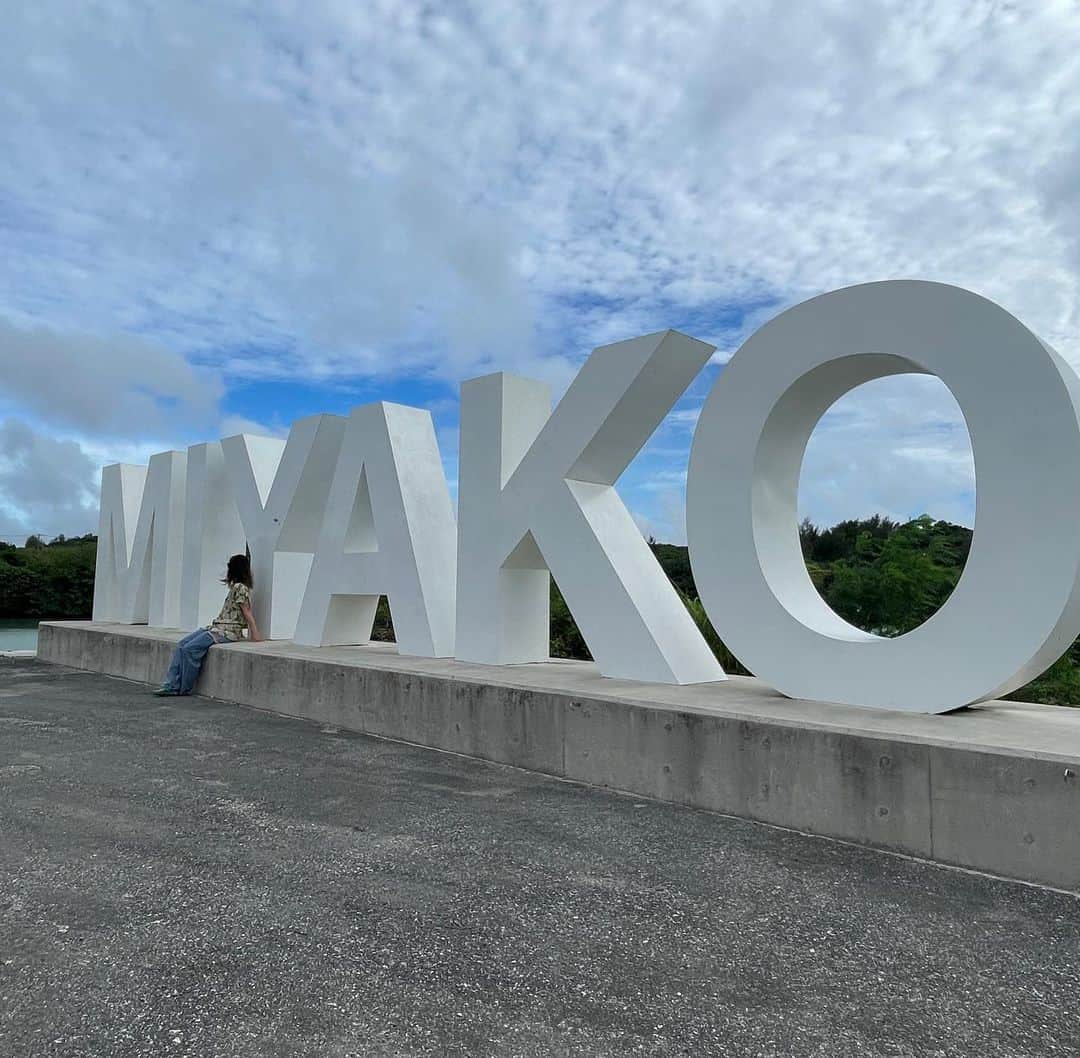 峯村沙紀さんのインスタグラム写真 - (峯村沙紀Instagram)「🏝️MIYAKO🏝️ DAY 2🩵 ・ ・ 最高の場所で美味しいカフェラテ☕️と、私はパフェ🫣🥹💓 @haku_sparesort  撮影も楽しかった🤭  またいこう🏝️💕  #宮古島 #宮古島カフェ #宮古島旅行 #miyako #景色 #アート #大神島 が見えた🥺 #次行く場所のひとつ #まなちゃん @mn2390 #ロス」6月23日 20時09分 - minemuuuno.insta