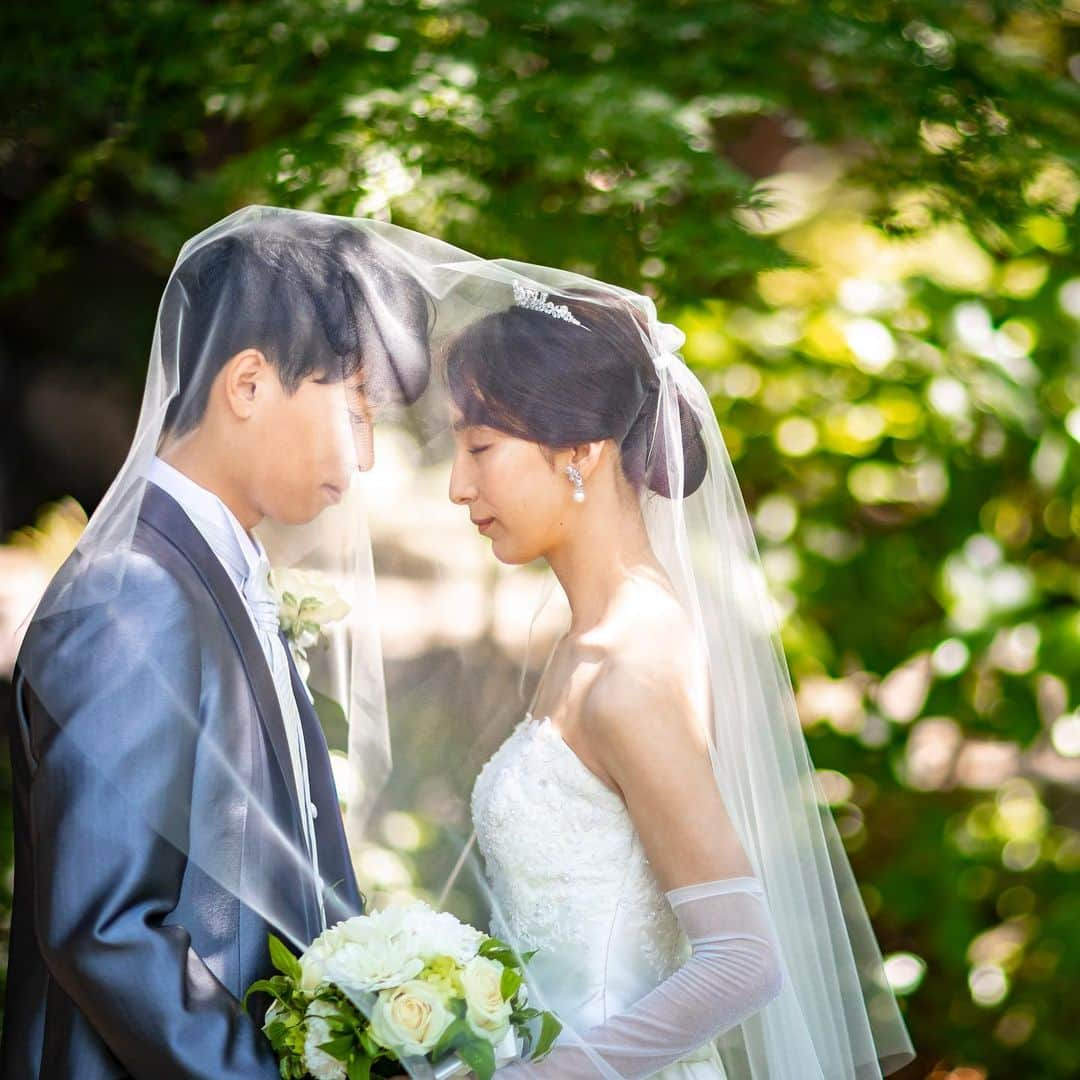 八芳園さんのインスタグラム写真 - (八芳園Instagram)「6月の花嫁という意味の ジューンブライド（June Bride）💐  ヨーロッパでは古くから 「６月に結婚する花嫁は幸せになれる」と 言い伝えられているそうです。  JUNE（6月）の語源とされている ギリシャ神話の女神「JUNO」が 結婚や出産をつかさどる女神であること。  ヨーロッパでは昔 農業が最も忙しい時期である 3月から5月にかけては結婚式を禁じていて 6月に結婚する若者が多かったこと  などが由来とされています。  美しい緑が広がる６月の日本庭園でも、 幸せなお二人の笑顔が輝きます🕊✨  🍃🍃🍃  #八芳園 #日本庭園 #結婚式場 #結婚式  #junebride   #八芳園花嫁 #大人婚 #式場探し #東京花嫁 #関東花嫁 #2023秋婚 #和装 #白無垢  #プレ花嫁さんと繋がりたい #はち花 #前撮り  #和装前撮り #2023bride #2023wedding  #japanesegarden #tokyotokyo #tokyotrip #japan_of_insta #jp_mood #jp_gallery #dreamyphoto #wedding  #wonderful_places #bestphoto_japan #japan_daytime_view」6月23日 20時10分 - happoen