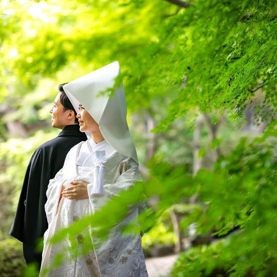 八芳園さんのインスタグラム写真 - (八芳園Instagram)「6月の花嫁という意味の ジューンブライド（June Bride）💐  ヨーロッパでは古くから 「６月に結婚する花嫁は幸せになれる」と 言い伝えられているそうです。  JUNE（6月）の語源とされている ギリシャ神話の女神「JUNO」が 結婚や出産をつかさどる女神であること。  ヨーロッパでは昔 農業が最も忙しい時期である 3月から5月にかけては結婚式を禁じていて 6月に結婚する若者が多かったこと  などが由来とされています。  美しい緑が広がる６月の日本庭園でも、 幸せなお二人の笑顔が輝きます🕊✨  🍃🍃🍃  #八芳園 #日本庭園 #結婚式場 #結婚式  #junebride   #八芳園花嫁 #大人婚 #式場探し #東京花嫁 #関東花嫁 #2023秋婚 #和装 #白無垢  #プレ花嫁さんと繋がりたい #はち花 #前撮り  #和装前撮り #2023bride #2023wedding  #japanesegarden #tokyotokyo #tokyotrip #japan_of_insta #jp_mood #jp_gallery #dreamyphoto #wedding  #wonderful_places #bestphoto_japan #japan_daytime_view」6月23日 20時10分 - happoen