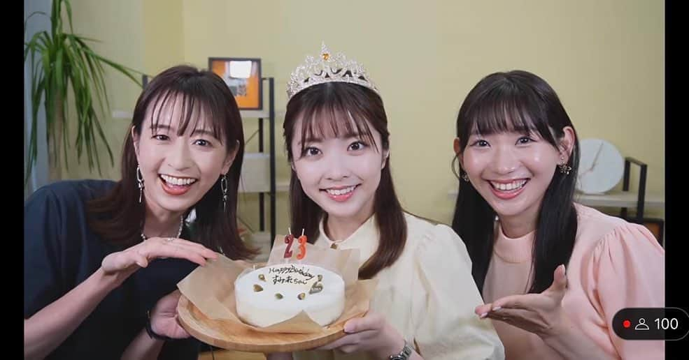 小林茉里奈のインスタグラム：「🎂 皆さまたくさんのコメントありがとうございます🥹 「まりなちゃんの幸せが1番だよ」そんな温かいお言葉をかけてくださる方ばかりで、改めて自分は幸せ者だなと感じました🥲🥲  昨日のボイスマで発表させていただいたわけですが…昨日は #新人アナ の檜垣すみれちゃんがボイスマデビューでもありました😆🌟  そしてまさかの昨日がお誕生日という情報を事前にゲットし…サプライズでケーキ🎂を用意しました〜🤭🎉 ちゃんと成功してよかったーっ笑  その様子もYouTubeのボイスマ公式チャンネルにアーカイブがありますのでよかったらご覧ください💓  写真は #スクショタイム で竜馬さんがスクショしてくださっていた写真です🤣笑  #fbs #福岡放送 #アナウンサー #伊藤舞 アナ #檜垣すみれ アナ #小林茉里奈 #ボイスマ #youtube #youtube生配信 #youtubelive #生配信 #アーカイブ」