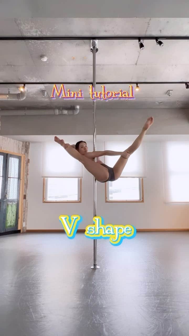 のインスタグラム：「ちょこっと How to動画🎶  今回は #pdvshape 🤸🏼‍♂️ 脇でしっかり挟んで止める事が大切だよ✨  挑戦したよー！出来たよー！ のタグ付け待ってます🫡💕　  Wearing @milative_official 💋  #poledance #pdtricks #pdtutorial  #spinningpole」