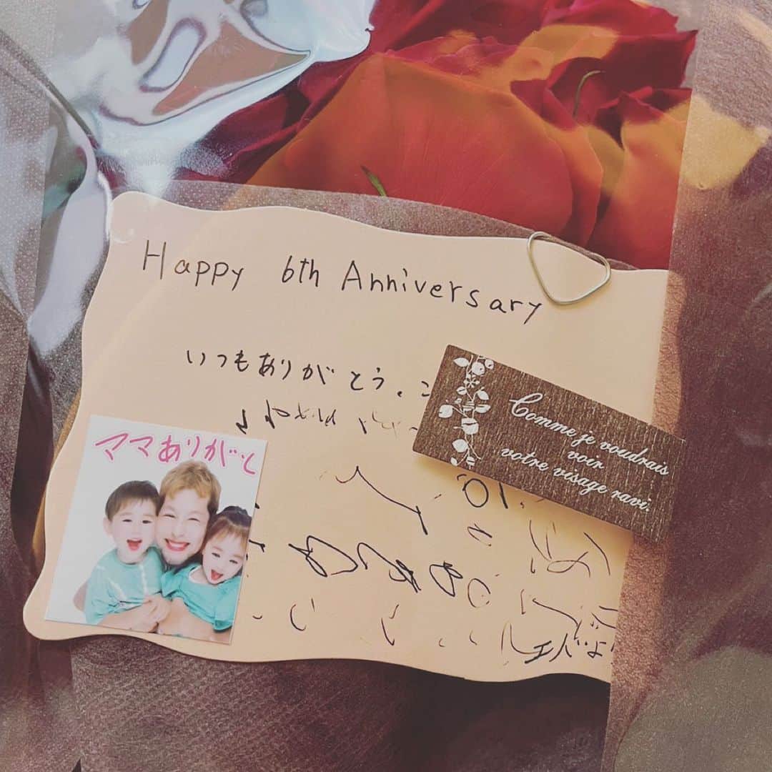 谷口大智のインスタグラム：「契約継続が発表されましたが、今日は6年目の結婚記念日でした🌹  年々増える花の数と共に妻への感謝の気持ちも増えていきます(今年はバラの数間違えなかった😅)  子供たちもサプライズに協力してくれててありがと🤫  隣に一緒にいれなくて苦労かけてばっかりだけど、本当に感謝してます。ありがとう、そしてこらからもよろしくね😊  #dtのオフ」