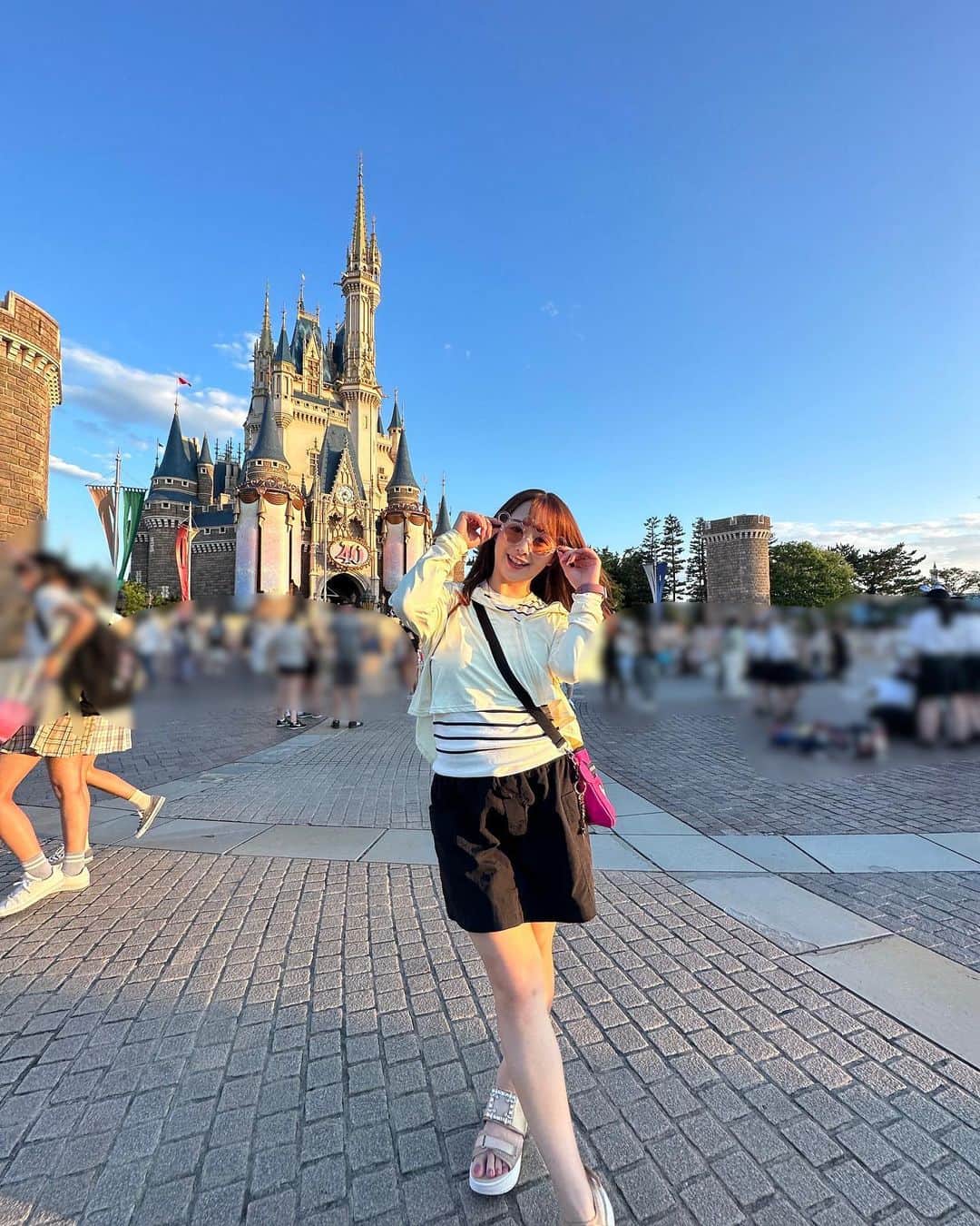 白石茉莉奈のインスタグラム：「UVカットパーカーでダサい日中からの 急な夜のシアーシャツ🤷‍♀️🤷‍♀️🤷‍♀️  #tokyodisneyland  #東京ディズニーランド  #dreamgoround」