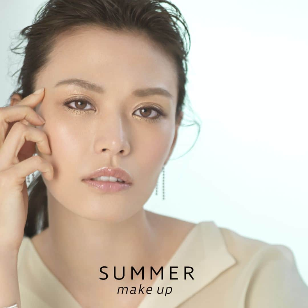 Kesalan Patharanさんのインスタグラム写真 - (Kesalan PatharanInstagram)「SUMMER MAKEUP  軽やかな口元とグレージュの目もとでつくる 大人のカラーレスメイクアップ。  まるで素肌のようにみせる 「なりすまし肌」ベースメイクは ケサランパサラン店舗でご体験いただけます。  ■Base Makeup #ブライトヴェール（ファンデーション） #アンダーアイブライトナー（コンシーラー）　 #シアーマイクロパウダーS（パウダー）〈CL01〉　  ■Point Makeup グロウアイカラー〈BE01〉　 アイカラー〈BR02〉 ラッシュリフター〈BK03〉 チークカラーN〈RD01〉　　　 ニュアンスカラーリップス〈PL01〉✴︎限定色✴︎ アイブロウペンシルS〈GY01〉〈BR06〉　 アイブロウジェル〈BR06〉  #summermakeup  #ケサランパサラン  #kesalanpatharan」6月23日 20時19分 - kesalanpatharan_official