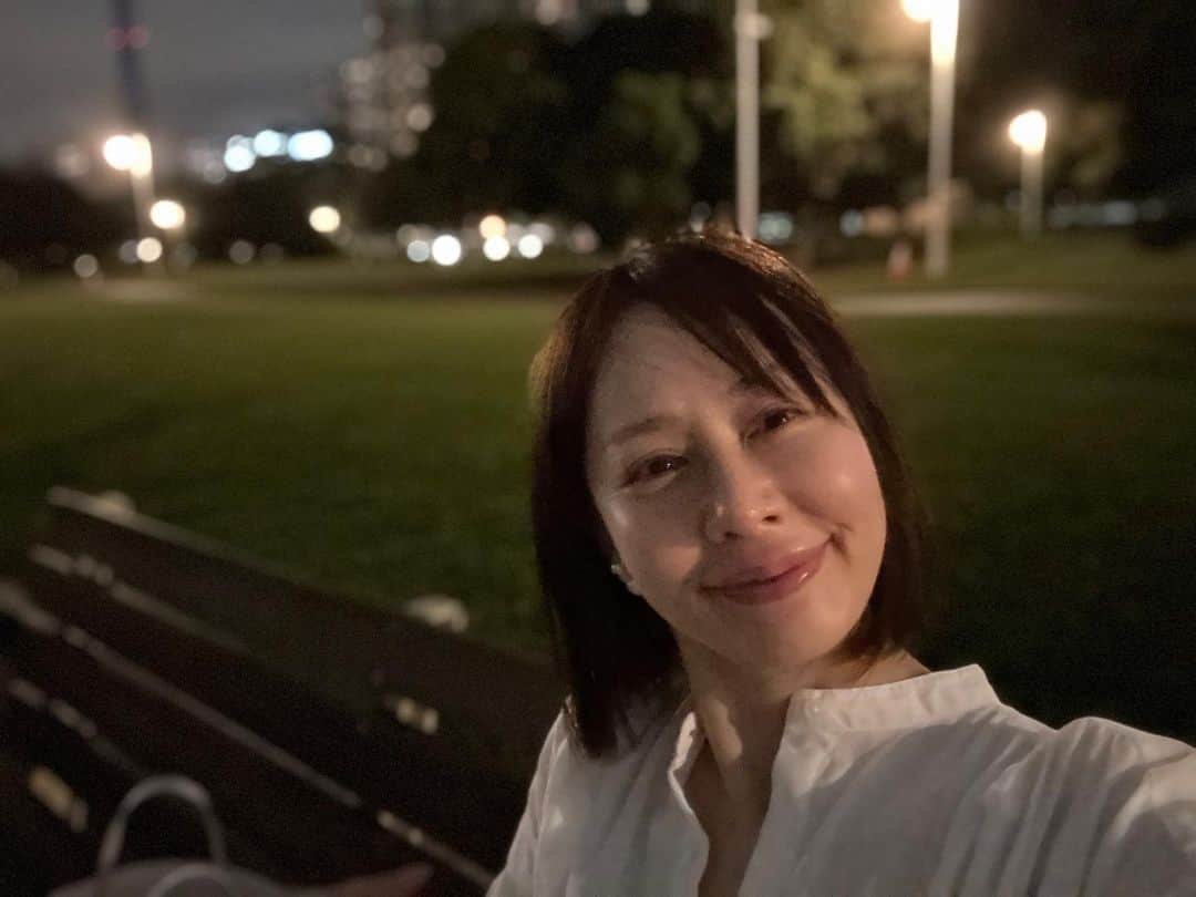 藤井美加子のインスタグラム：「🚢 街の明かりがとても綺麗ね…♪  県民ホールコンサートへ母を送って 1人横浜観光。  中華街ぶらり 元町ぶらり 占いの館🔮 山下公園 カップルだらけの中 必死の自撮り🤳😁  海風が心地よいです𓂃 𓈒𓏸  #yokokama #横浜中華街 #氷川丸 #山下公園」
