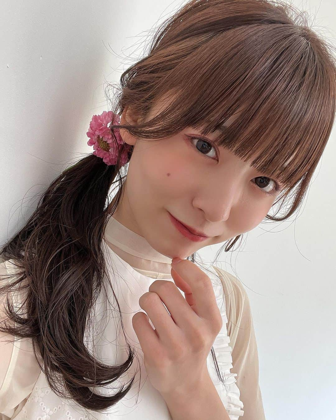 橋本美桜さんのインスタグラム写真 - (橋本美桜Instagram)「自分じゃできないオシャレなサイドポニーだ。⁡ ⁡ ⁡ ⁡ ⁡ ⁡ #アイドル #IDOL #偶像 #パッツン前髪 #ロングヘア #茶髪 #茶髪ロング #巻き髪 #巻き髪アレンジ #サイドポニー #自撮り#makeup #photo #花物語 #ootd」6月23日 20時31分 - mio_ebichan