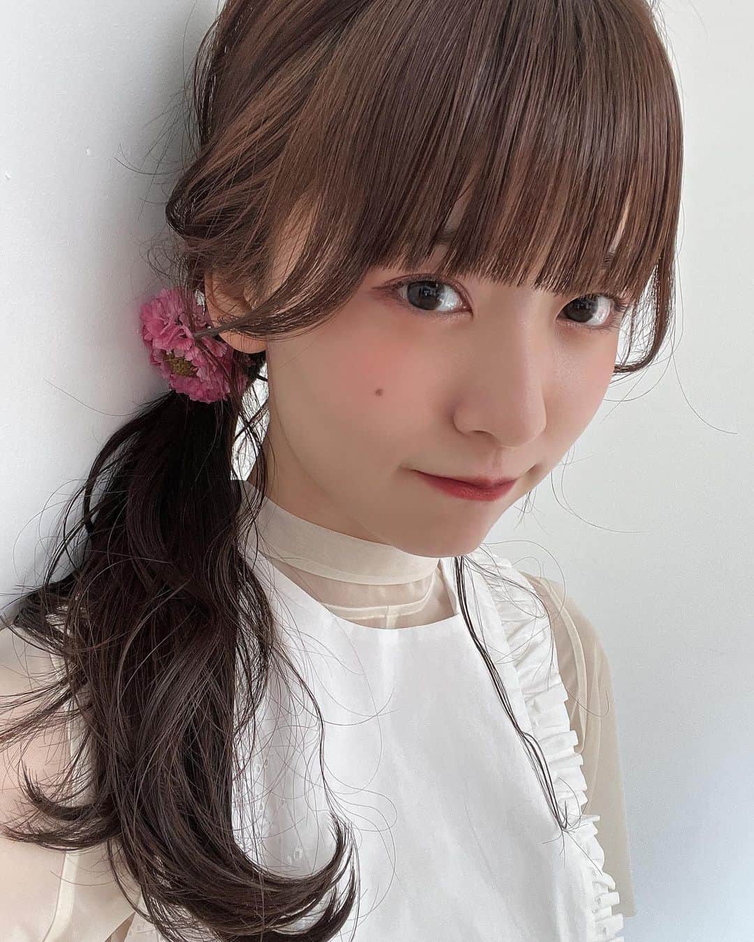 橋本美桜のインスタグラム：「自分じゃできないオシャレなサイドポニーだ。⁡ ⁡ ⁡ ⁡ ⁡ ⁡ #アイドル #IDOL #偶像 #パッツン前髪 #ロングヘア #茶髪 #茶髪ロング #巻き髪 #巻き髪アレンジ #サイドポニー #自撮り#makeup #photo #花物語 #ootd」