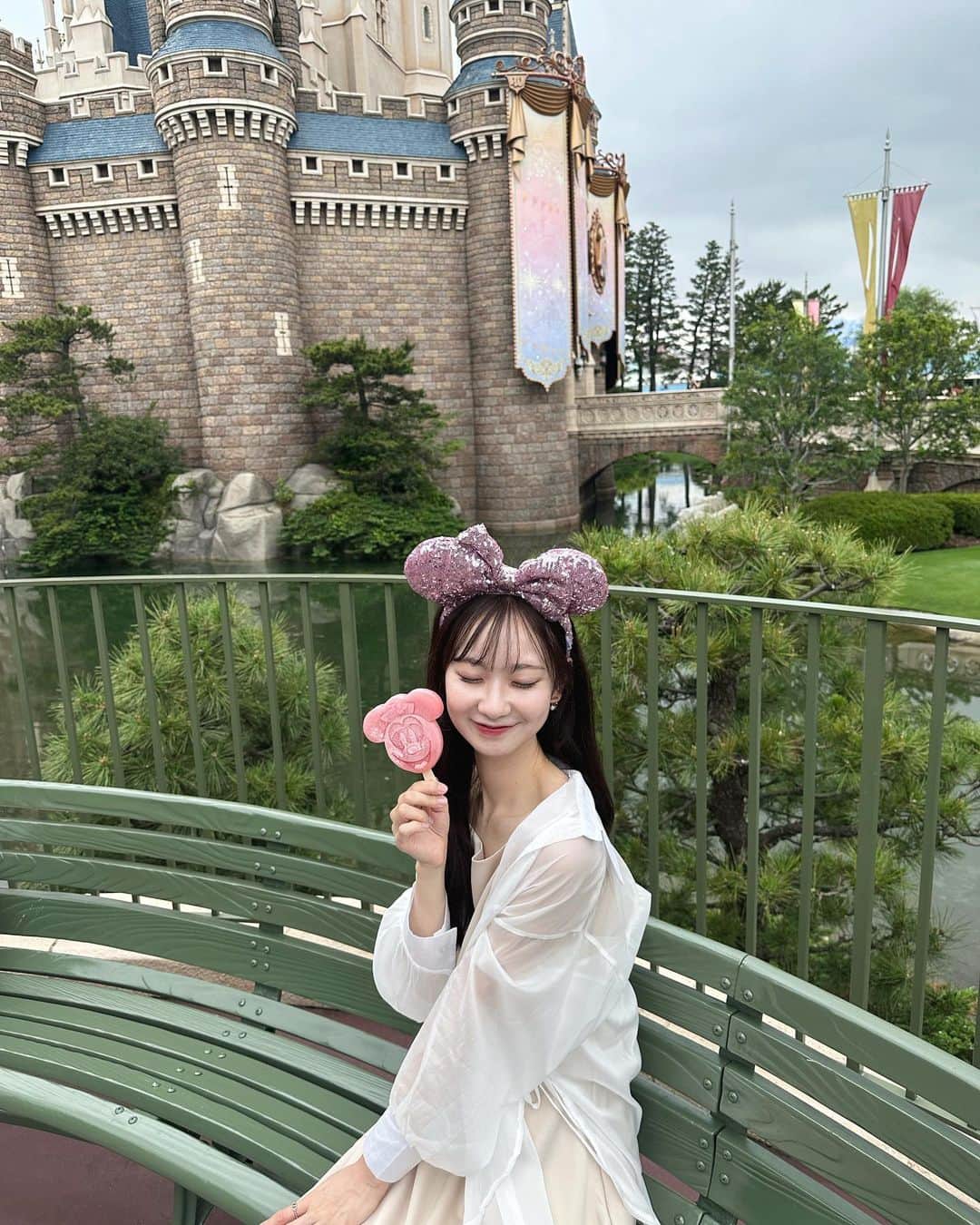 田邉彩香のインスタグラム：「40周年のうきわまん美味しすぎた🥹✨ アイスはいつも食べる〜🥱🍧  #ディズニー #ディズニーランド #ディズニーコーデ」