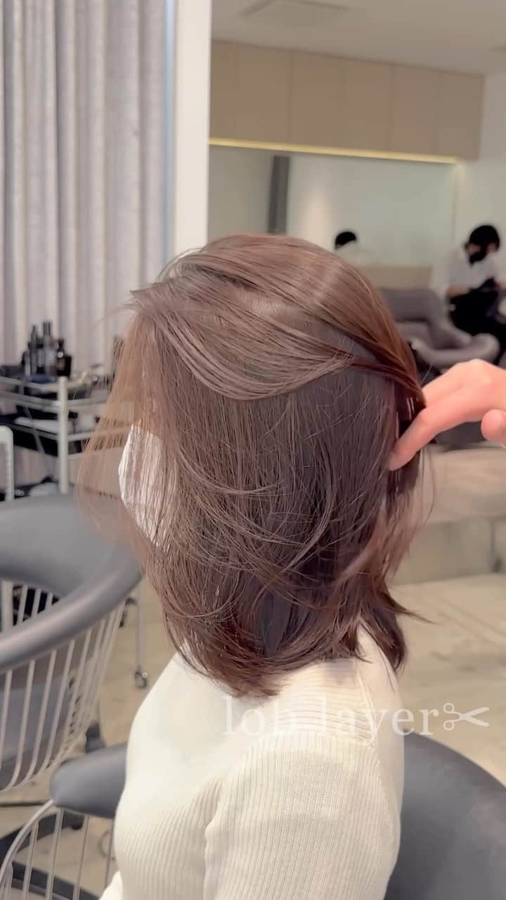 齋藤純也のインスタグラム：「LOB LAYER✂︎  柔らかい動きのあるデザインを作る 美しいヘアスタイルはその人らしく骨格と輪郭と髪質に合わせて 丁寧にハサミを入れます♪  ✴︎PRICE✴︎ カット✂︎7700円 カラー✂︎7700円  カットなしの場合シャンプーブロー料金+2200円 カラーはトリートメントin処方で圧倒的な艶感と手触りをプラスします。 ブリーチor3Dハイライト施術はプラス7700円です。 パーマ✂︎7700円 トリートメント✂︎種類多数によりカウンセリングで決めさせていただきます。5500円〜11000円 縮毛矯正✂︎17600円、前髪のみは6600円 ・ ネット予約が×の所もお電話かDMで時間調整できますので気軽にご連絡ください！ kelly.表参道本店　A1出口より徒歩45秒 東京都渋谷区神宮前5-2-5 JY表参道ビル２Ｆ kelly. ・ ・ ✔️群馬県伊勢崎市で出勤するスケジュールは隔週水曜日です。 群馬店は料金が異なります、お問い合わせください 群馬のご予約はＤＭまたは ホットペッパービューティーで  kelly. by L.O.G 検索✂︎ 在籍日程が少なくて申し訳ありません。 薬剤は最新のものを揃えました 群馬県伊勢崎市宮前町146-1」